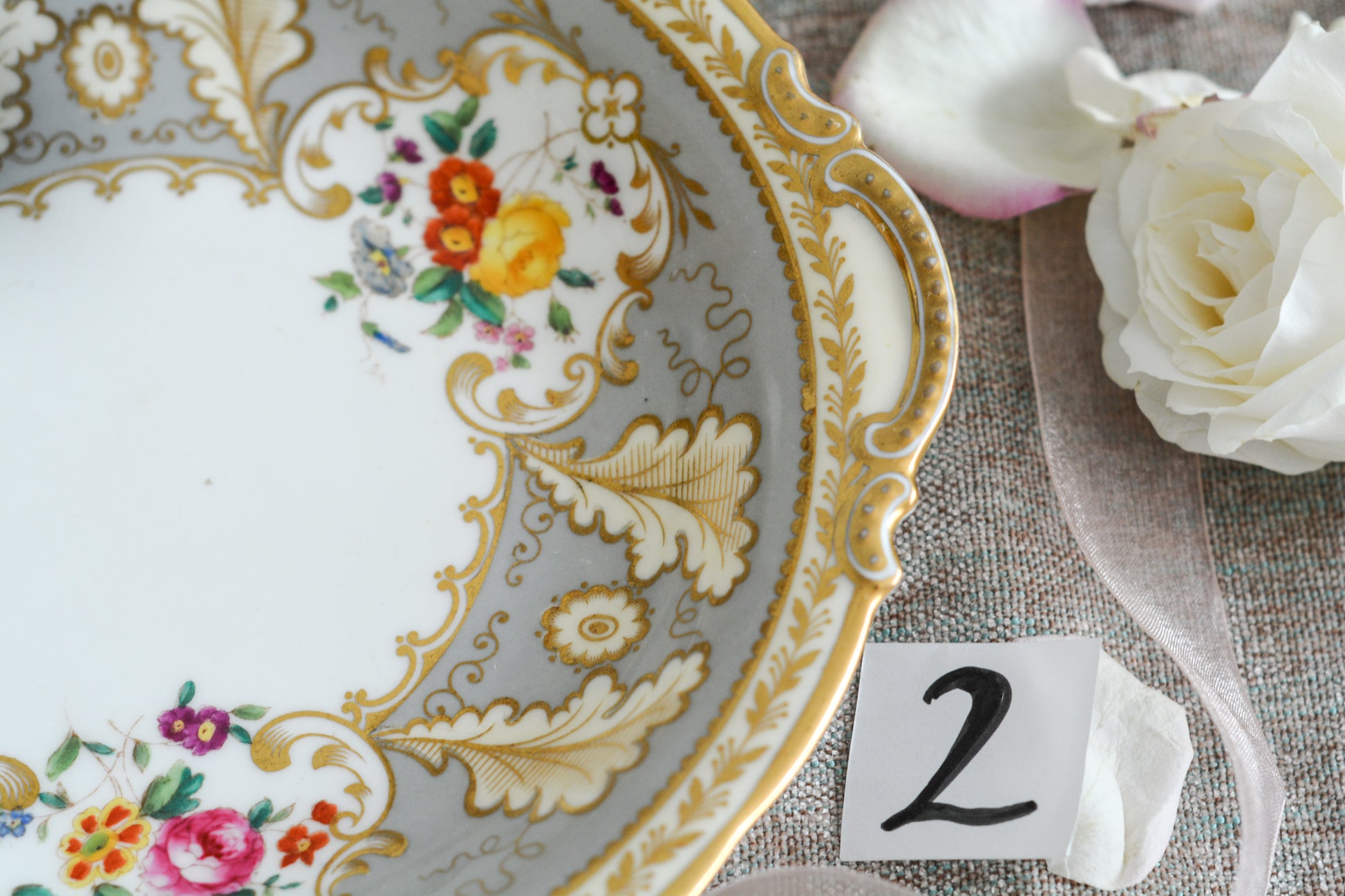 コウルドンのティファニーパターンのプレート。こちらは老舗ハロッズがオーダーしたもので、こちらはティファニーのスタンプはありませんが、柄はティファニーがコウルドンにオーダーしたパターンです。ティファニーらしい上品な絵柄がとても美しくでコウルドンの中でも人気のシリーズです。当時も人気があったのでしょう。いろいろな小売店がコウルドンにオーダーしています。ハンドルのついた深めのプレートはサービングプレートにもお使いいただきやすいと思います。