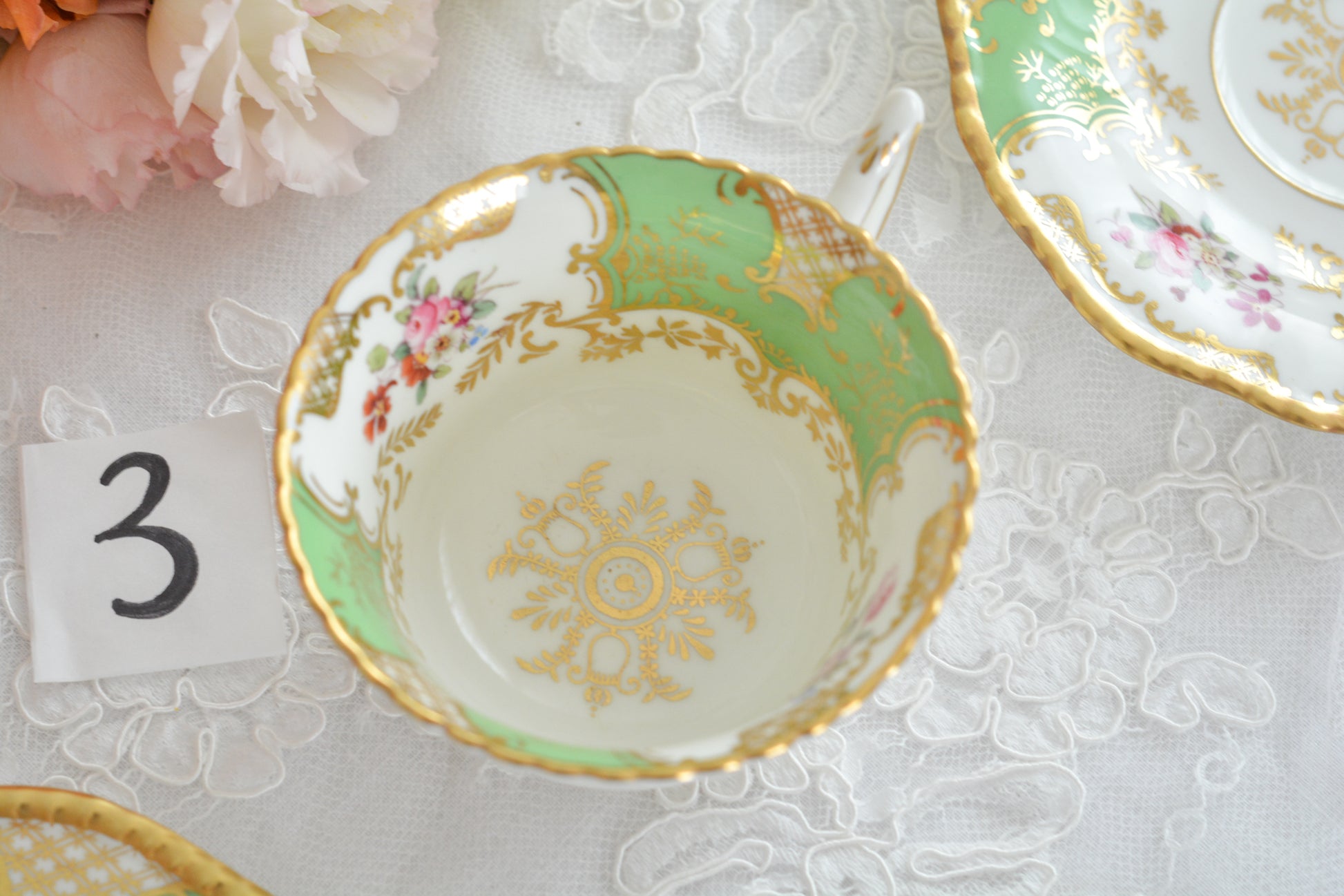 コールポートの代表作と言ってもいい、バットウィングシリーズ。こちらは明るい雰囲気のアップルグリーンのティートリオです。柔らかな印象で凛としさ美しさがありオーラを感じます。季節を選ばずお楽しみいただけるカラーですね。最近はバットウィングも探すのがとても困難になってきました。こちらはイギリスのコレクターさんからお迎えしたお品で、大切にされていたことのわかるお品達です。トリオの中央の模様の色が違ったりオリジナルのセットではないかもしれませんが、美しいトリオです。ご縁をお繋ぎできたら嬉しく思います。こちらは1セットの価格です。全部で6セット在庫がございます。①〜⑥からお選びください。