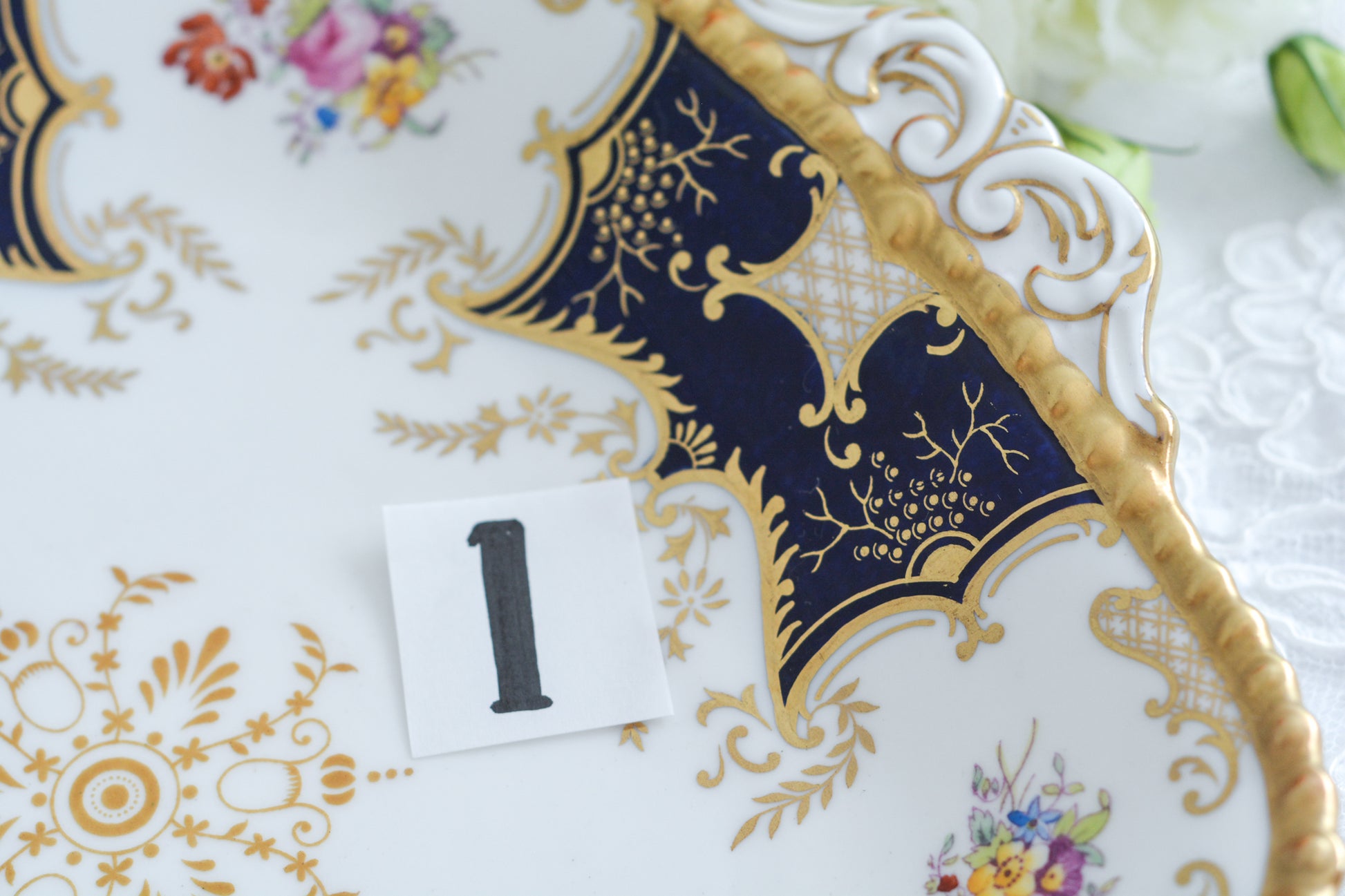 コールポートの人気シリーズ、バットウィング。カラーバリエーションも豊富なシリーズです。こちらはコバルトカラーの美しいB&Bプレート。コバルトブルーは重厚感がありますね。B&BプレートのB&Bとは、ブレッド&バターの略で、パンやサンドイッチ、スコーンはもちろん、スイーツなども盛り付けてお楽しみいただけます。