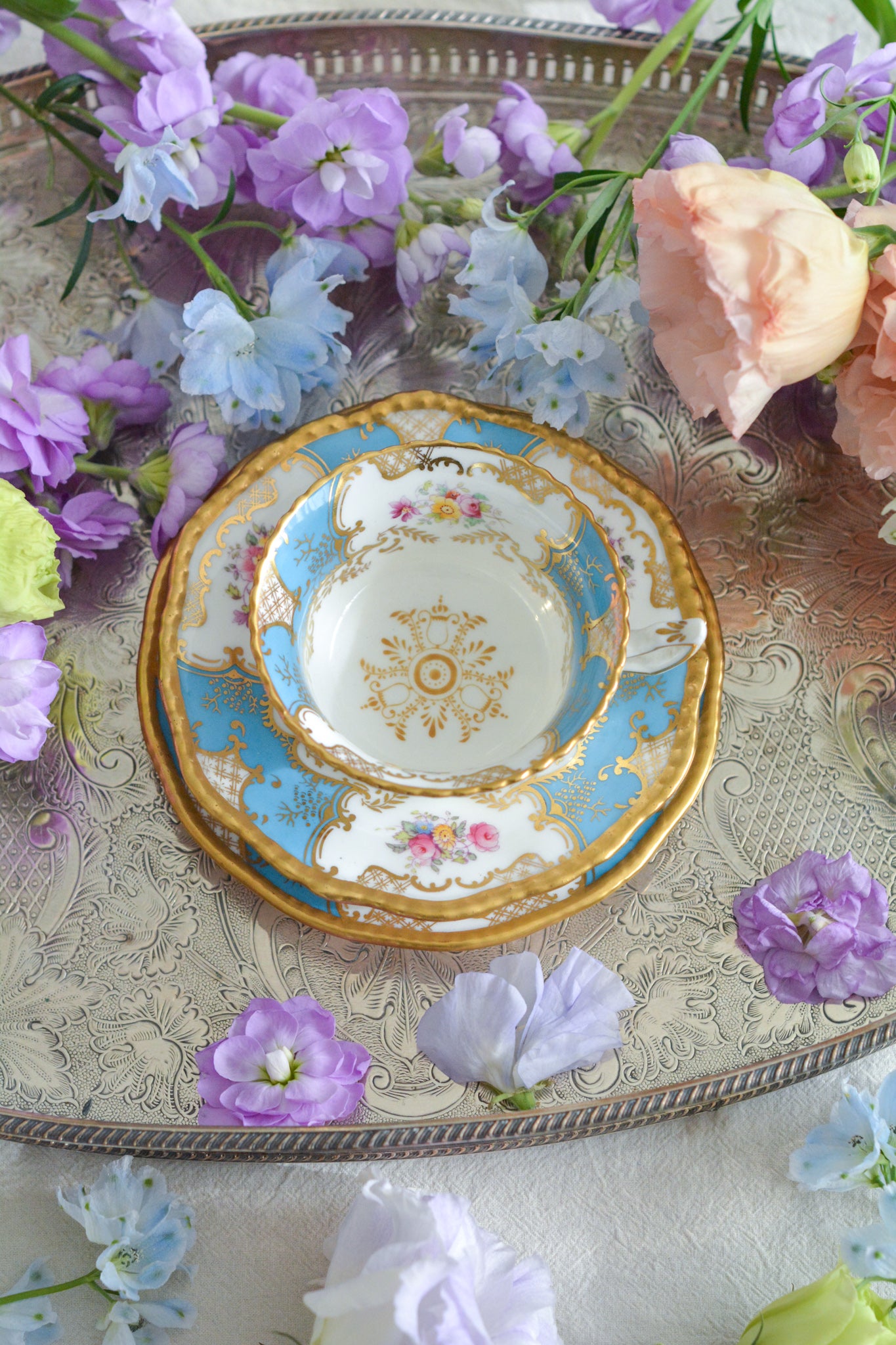 コールポートの代表作と言ってもいい、バットウィングシリーズ。カラー展開が豊富でレアカラーと呼ばれる貴重かつ人気のカラーがあります。その中でもターコイズブルーは幻と言われるほどレアなカラー。前回ご紹介できた時もとても嬉しかったのですが、また出会うことができて本当に嬉しく思います。手に取ると、宝石のようにキラキラと輝くターコイズブルーに金彩のコントラスト、美しいシェイプ。本当に素晴らしい、心が躍るカップです。