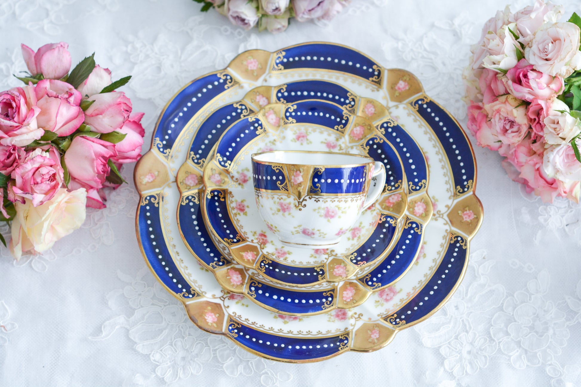 アレートンというメーカーの美しいティートリオです。アレートンは1859年から1942年まで続いたメーカーで、1912年からはコウルドンに買収されました。バックスタンプはコウルドンに引き継がれる以前の物です。美しいコバルトブルーにエナメルのジュールがうってあって、とってもエレガントなティーセットです。カップ&ソーサー、サイドプレート、デザートプレートの4ピースのセットで、お一人分のティータイムにぴったりです。