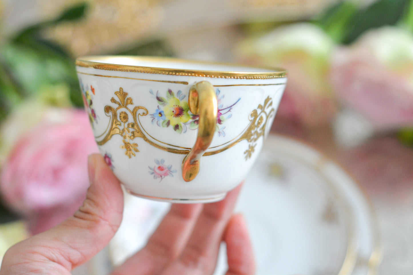 ノリタケの里帰り品のティートリオ。ハンドペイントで描かれた可愛らしいお花に金盛りの金彩の模様もとてもエレガントです。白磁がとても白く美しく気品を感じるお品。クリスマスはもちろんティータイムを華やかに盛り上げてくれるでしょう。