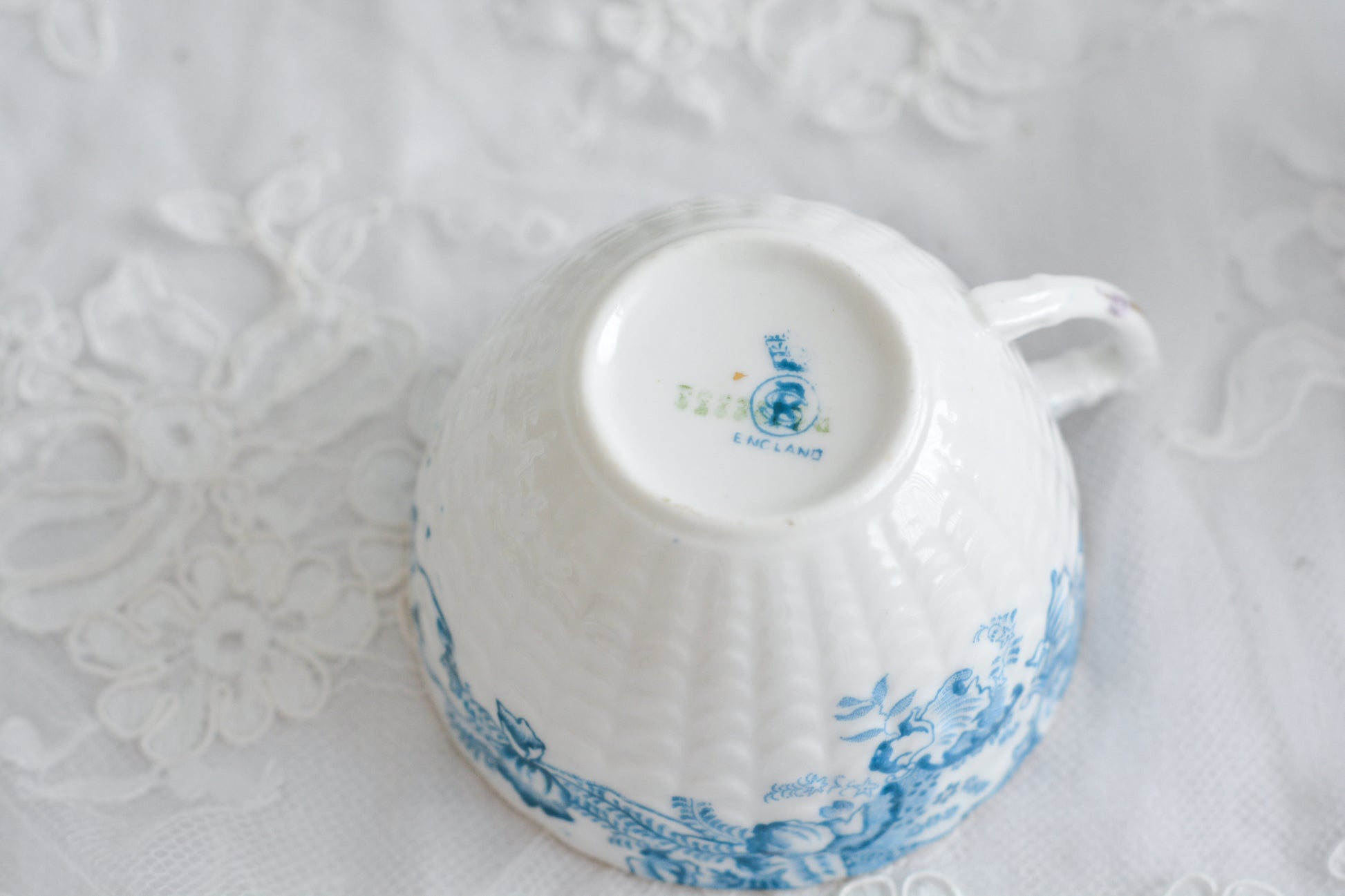 サミュエル・ラドフォードというメーカーの可愛らしいティートリオです。サミュエル・ラドフォードはスタッフォードシャーのメーカーで、1879年から1957年まで創業していました。こちらはブルーの転写模様がとても美しく地模様もとても可愛らしいお品です。同じパターンのミルクジャグ&シュガーボウル、色違いのデザートプレートも別で掲載しています。  こちらは1セットの価格です。全部で6セットあります。状態の良いものからお送りします。