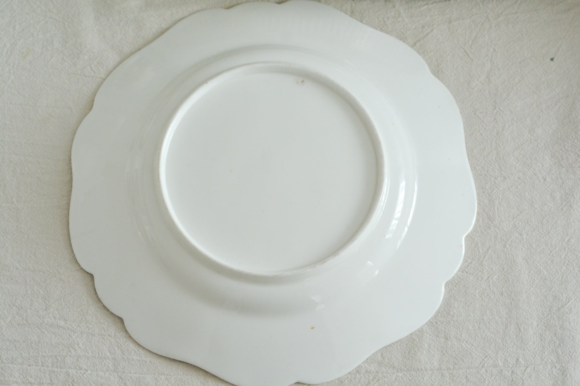 可愛らしいピンクカラーに中央にハンドペイントで丁寧に描かれたブーケの模様が美しいプレートです。エンボスの模様も優雅でチョコレートや小さな焼き菓子、パンどんなものを盛り付けても品よくまとまりそうです。一ヶ所小さなヘアラインがあるためお値打ち価格になっています。