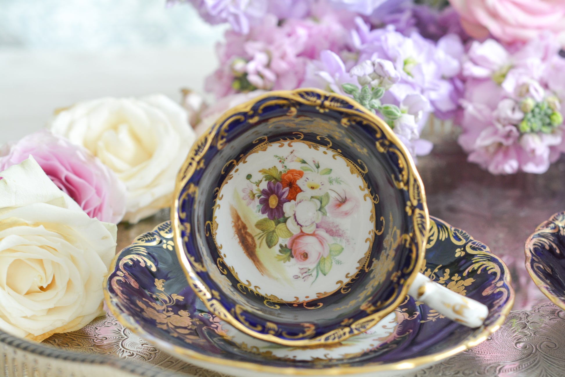 コールポートのロココリバイバル作品のアデレードシェイプ。とても優雅なシェイプで、ハンドペイントで描かれる花々は繊細でとても美しいです。いろいろなデザインが作られていて、シェイプは同じでも絵柄は少しずつ違います。こちらはコバルトブルーに金彩のお花模様が豪華なお品。アデレードシェイプは探すのにとても苦労しますが、見つけた時の喜びはとても大きいものです。金彩の薄れはありますが、貫入のないとても良い状態です。素敵なアデレードシェイプをぜひご覧ください。