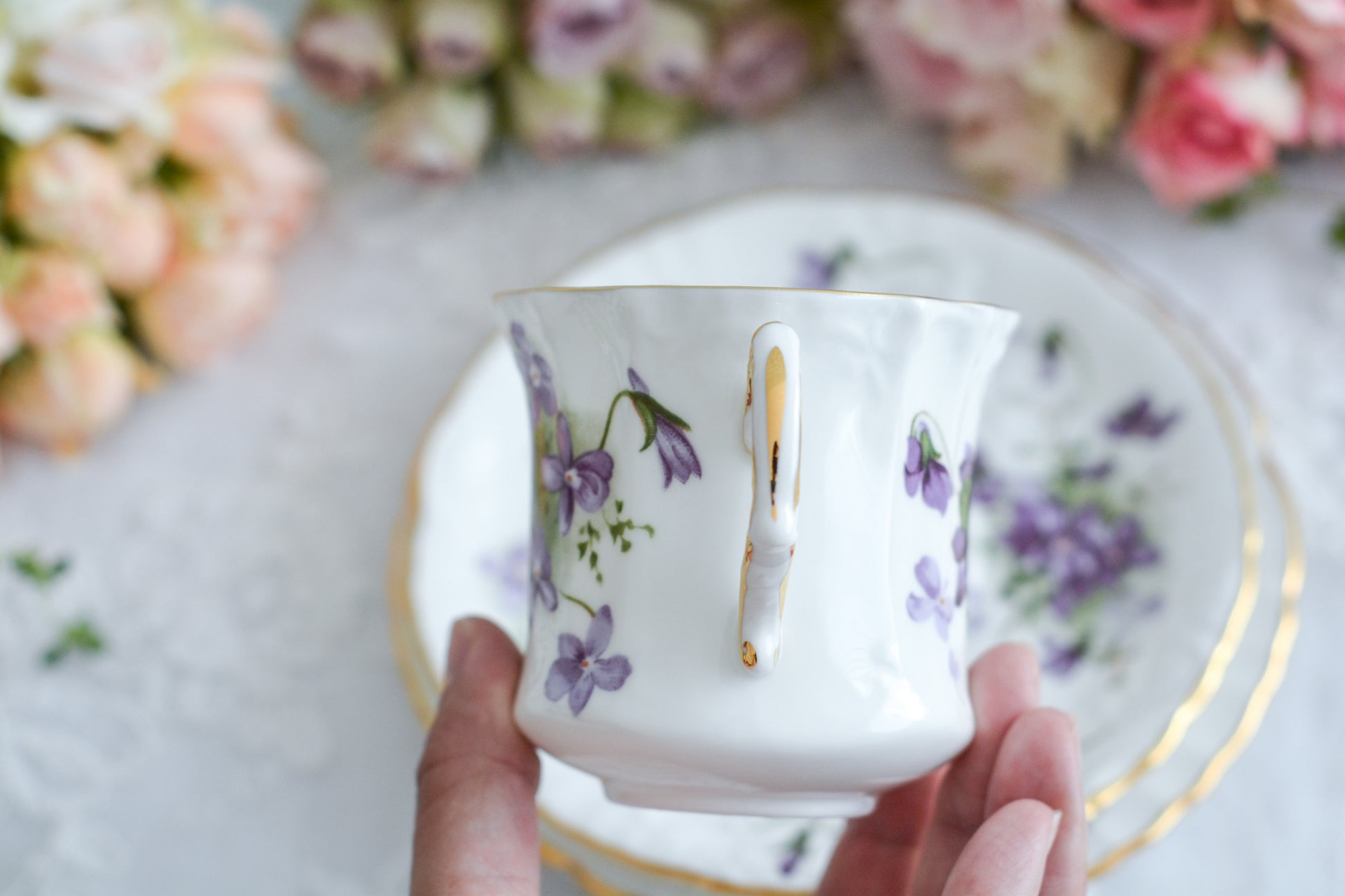 ハマースレイの人気シリーズ、ヴィクトリアンバイオレット。可憐なすみれのモチーフのティートリオです。ヴィクトリアンバイオレットシリーズは製造年代などで絵柄が少しずつ異なります。こちらは可愛らしい絵柄はもちろん、エンボス模様があり特に優雅なお品です。テーブルがパッと明るく可愛らしくなりますね。