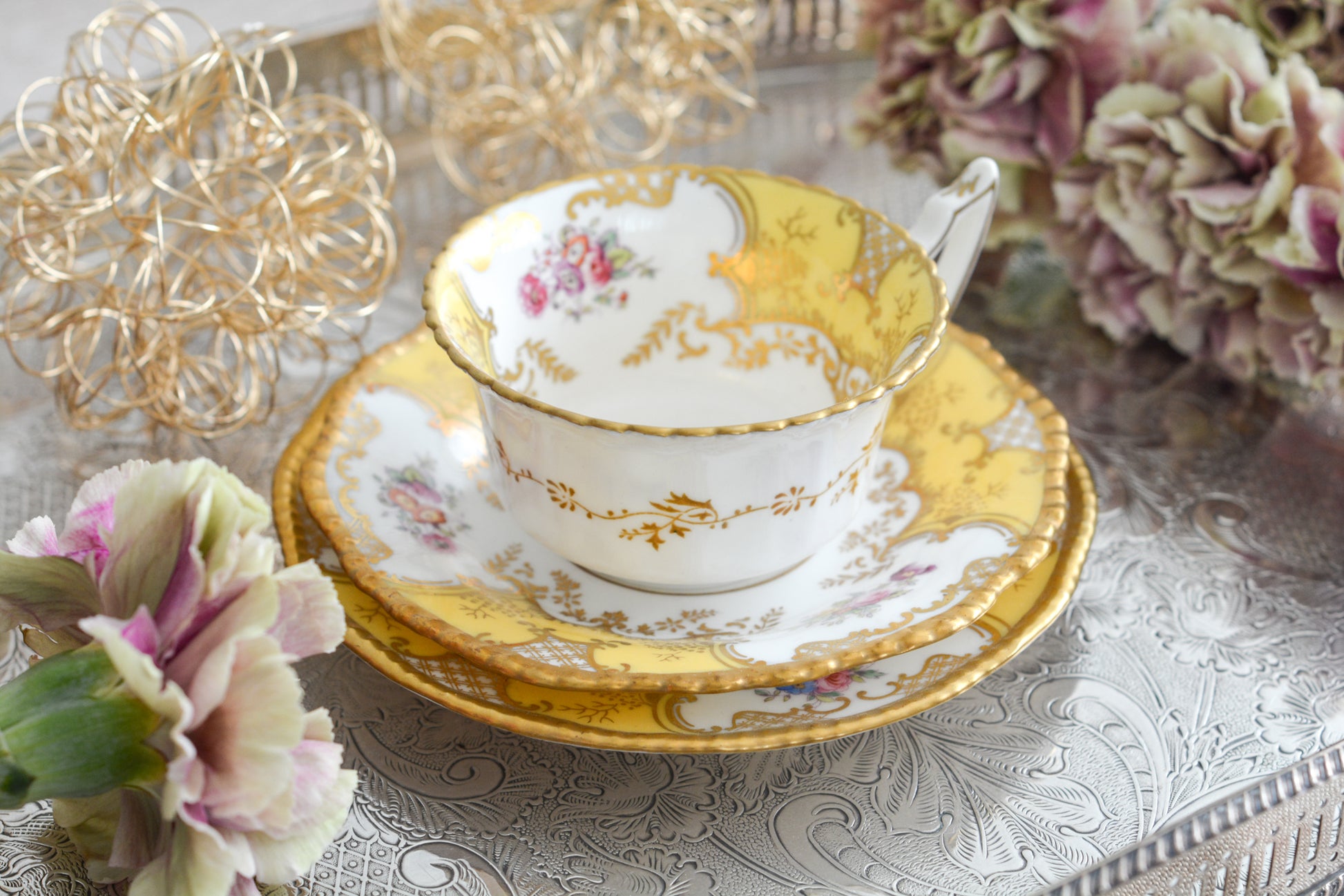 コールポートの人気シリーズ、バットウィングシリーズ。レアカラーのイエローカラーのトリオです。イエローのバットウィングは、鮮やかなイエローカラーが美しく、とても華やかな印象です。最近はバットウィングシリーズは探すことがより困難になっております。残念ながらカップにヒビが入っている為に観賞用となっております。(水漏れしたり、カップ自体が割れてしまう可能性があるため、カップに紅茶などを入れることは難しいです)ソーサーとサイドプレートはとても良い状態です。カップにヒビはあるものの観賞用としては大変美しく、貴重なお品です。ぜひコレクションとしてこのカップをお楽しみください。