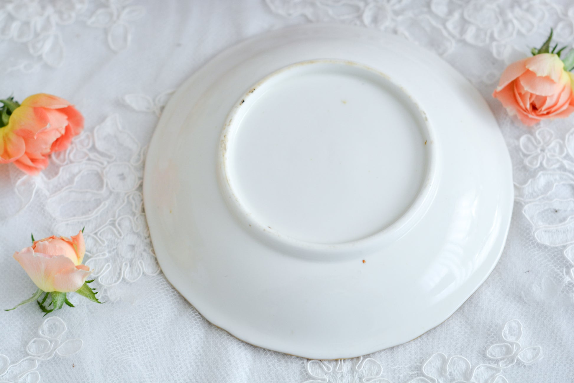 H&Rダニエルは1822年から1846年までという短い期間しか製造していないのですが、とても素晴らしい磁器を作っていたメーカです。数が少なく、作品も素晴らしいとあって世界中にコレクションしている方々がいます。ガドルーンとは縁飾りの模様のことで、こちらはカップの内側についていてセカンドガドルーンと呼ばれています。(外側についているものはファーストガドルーン。)H&Rダニエルの作品はハンドペイント絵付けも大変素晴らしいです。芸術的なカップとなっております。