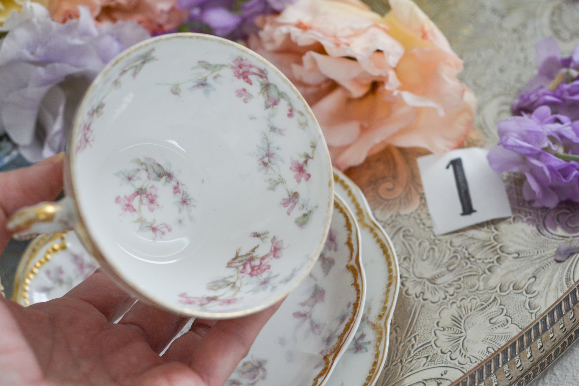 フランスのリモージュ、アビランドのティートリオです。 淡いタッチのお花がとっても可愛らしいです。柔らかで優しげな印象で、癒しのティータイムの時間を過ごせそうですね。これから春のティータイムにもぴったりです。こちらは在庫が2セットございます。ティートリオ①、ティートリオ②からお選びください。