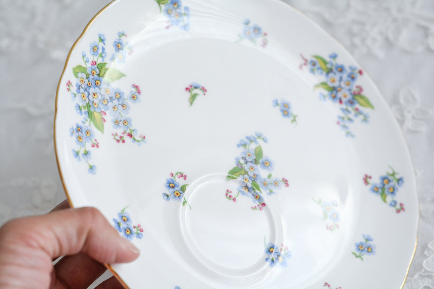 タスカンの勿忘草が大変可愛らしいテニスセットです。勿忘草がモチーフのヴィンテージ食器は色々なメーカーで作られています。このタスカンのトリオの勿忘草はとても優しい雰囲気ですね。テニスセットはソーサーがプレートと一体化している形のセットで、20世紀初め頃からスポーツ観戦時にビスケットなどのお菓子と紅茶を楽しむために作られました。主にテニスを観戦する際に重宝されたので、テニスセットと呼ばれるようになりました。気軽に紅茶とお菓子を楽しめる便利なセットです。