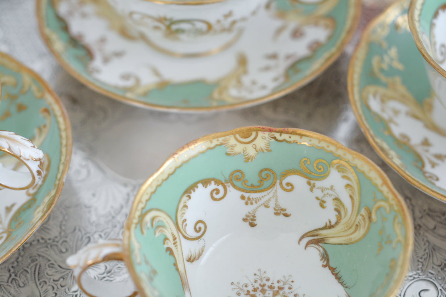 爽やかなアップルグリーンカラーに美しい模様のカップ&ソーサー。メーカーは不明ですが、優美なシェイプも素晴らしいデザインのお品です。こちらは1客の価格です。在庫が全部で5客ございます。 差異はあまりありませんが、状態の良いものから順番にお送りいたします。