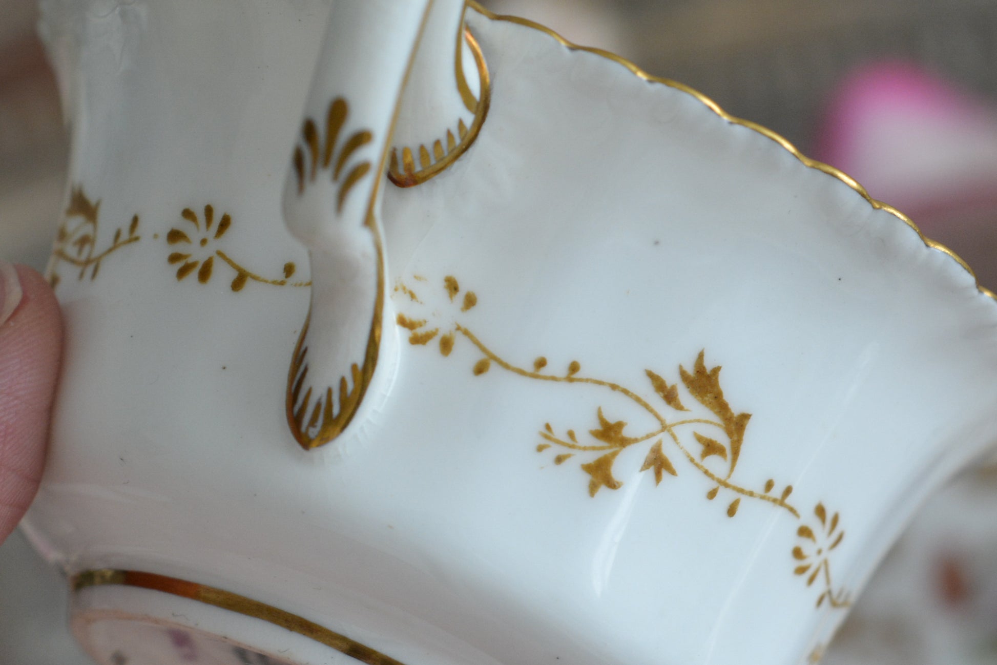 コールポートの人気シリーズ、バットウィングシリーズ。レアカラーのイエローカラーのトリオです。イエローのバットウィングは、鮮やかなイエローカラーが美しく、とても華やかな印象です。最近はバットウィングシリーズは探すことがより困難になっております。残念ながらカップにヒビが入っている為に観賞用となっております。(水漏れしたり、カップ自体が割れてしまう可能性があるため、カップに紅茶などを入れることは難しいです)ソーサーとサイドプレートはとても良い状態です。カップにヒビはあるものの観賞用としては大変美しく、貴重なお品です。ぜひコレクションとしてこのカップをお楽しみください。