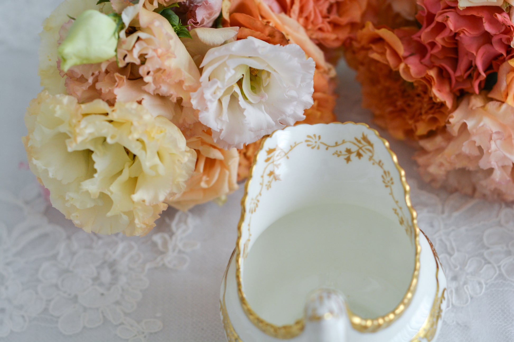 コールポートの人気シリーズのバットウィング。こちらはアップルグリーンカラーが美しいミルクジャグです。アップルグリーンは明るい雰囲気で優美なデザインです。美しいミルクジャグはテーブルに花を添えてくれますね。ミルクジャグは元々ティートリオよりも数が少ないのですが、バットウィングシリーズは年々見つけることが困難になっております。こちらはとても状態の良い子で、お探しの方に見つけていただけましたら嬉しいです。