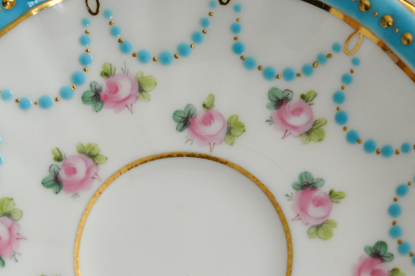 ミントンの美しいデミタスカップ。ミントンブルーにエレガントなデザイン。さすがミントン!ですね。小さなカップにぎゅっと魅力が詰まったお品です。 ミントンは女性の絵付け師さんが他のメーカーよりもたくさん活躍していたと本で読んだことがあります。ミントンのエレガントで美しいデザインはそんな理由もあるのかもしれません。カップのハンドルに製造時にできたと思われる傷と、ソーサーにヘアライン(貫通はしていません)があるので実用にはお勧めしませんが、ぜひたくさん眺めて愛でていただきたい、芸術的なカップです。