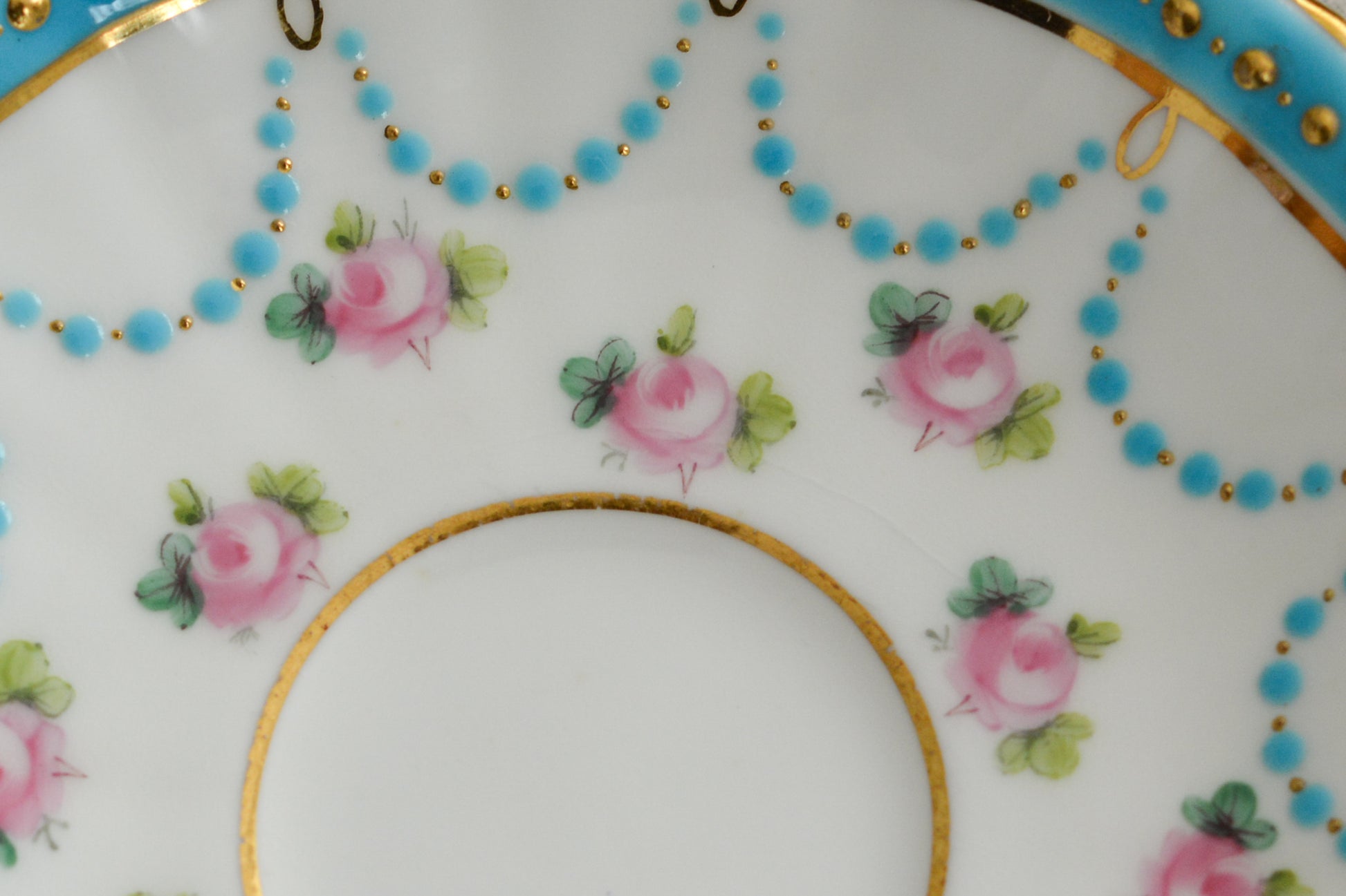 ミントンの美しいデミタスカップ。ミントンブルーにエレガントなデザイン。さすがミントン!ですね。小さなカップにぎゅっと魅力が詰まったお品です。 ミントンは女性の絵付け師さんが他のメーカーよりもたくさん活躍していたと本で読んだことがあります。ミントンのエレガントで美しいデザインはそんな理由もあるのかもしれません。カップのハンドルに製造時にできたと思われる傷と、ソーサーにヘアライン(貫通はしていません)があるので実用にはお勧めしませんが、ぜひたくさん眺めて愛でていただきたい、芸術的なカップです。