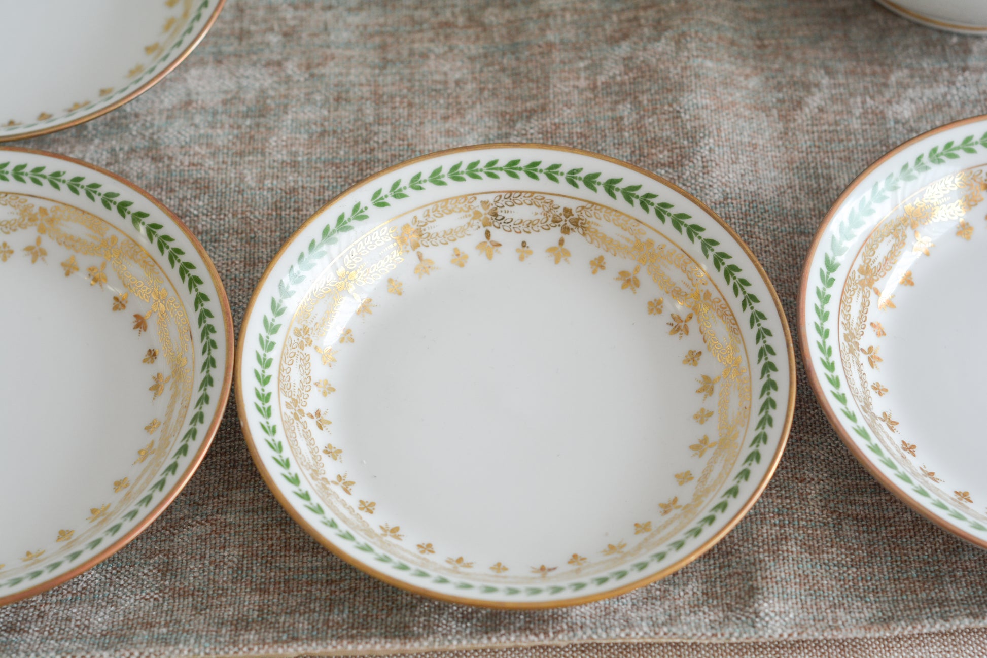 フランスのリモージュ、ジャン・プーヤ工房の小さなプレートです。シンプルですが、上品なデザインでクリスマスのテーブルを盛り上げます。ぜひクリスマスのティータイムをお楽しみいただきたいです。日本の豆皿のようなお皿でちょっとしたスイーツや、オードブルを盛り付けても素敵です。 クリスマス企画の特別価格になっています。価格は1枚の価格です。在庫が全部で12枚ございます。状態の良いものから順番にお送りいたします。