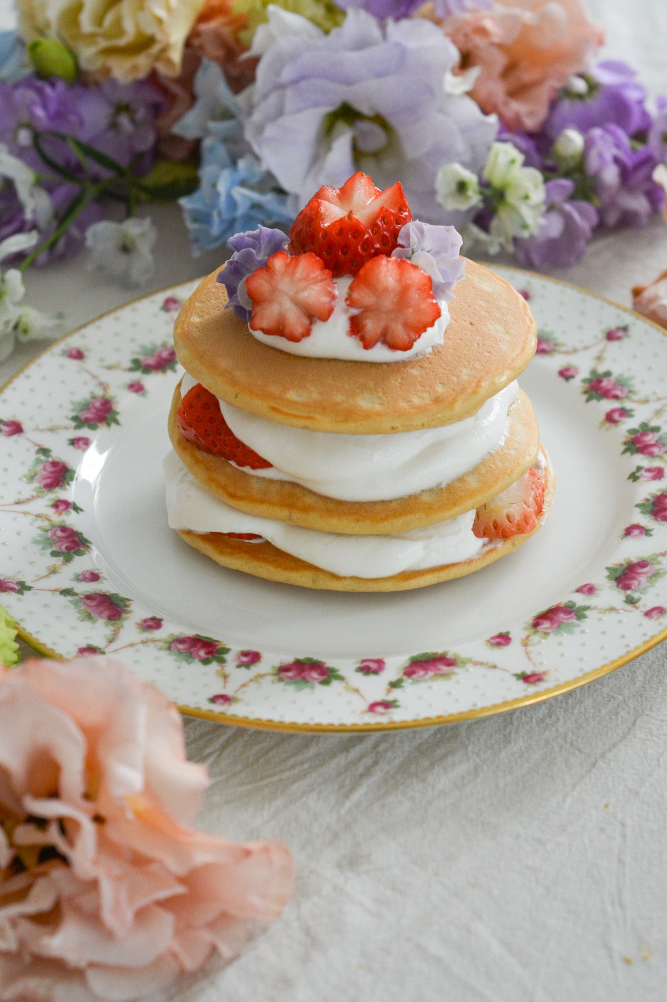 ロイヤルドルトンのとっても可愛らしいプレートが入荷しました。アメリカの小売店の特注品でバラのガーランドにエナメルジュールのドットが素敵なデザインです。このプレートが1枚あれば、ロマンティックなテーブルコーディネートができそうです。ティータイムに、デザートタイムにぜひどうぞ。こちらは1枚の価格です。状態によって価格が変わります。コンディションA、B、Cからお選びください。どれも大きなダメージはありません。