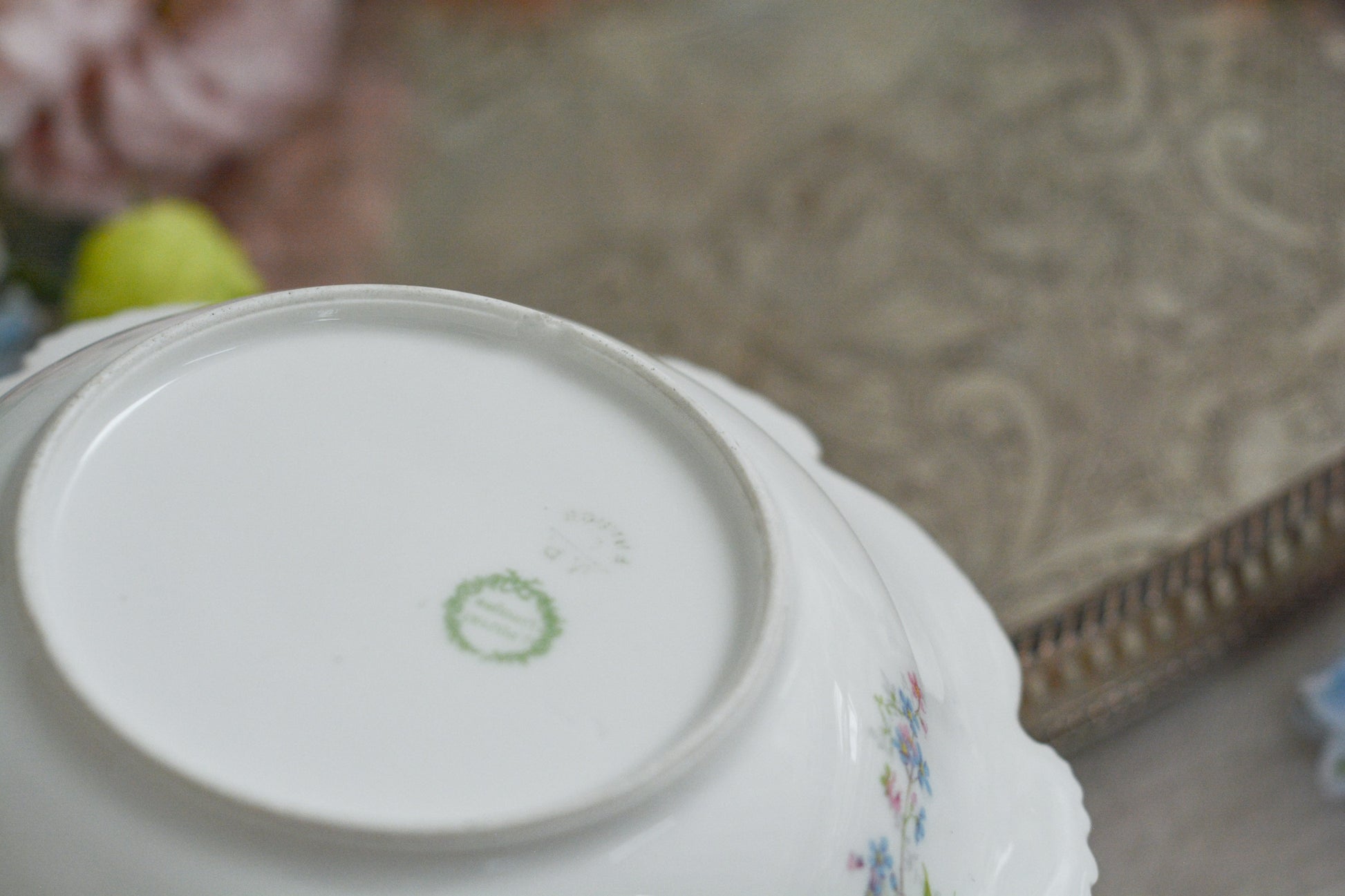 フランスのリモージュ、ジャン・プーヤ工房の可愛らしいボウル。淡いカラーが優しい雰囲気です。フルーツを盛り付けたり、ボンボンやトラジェを盛り付けたら素敵だなと思います。バラと勿忘草の組み合わせはやっぱり可愛い!!です。色々なお菓子を盛り付けてみてくださいね!