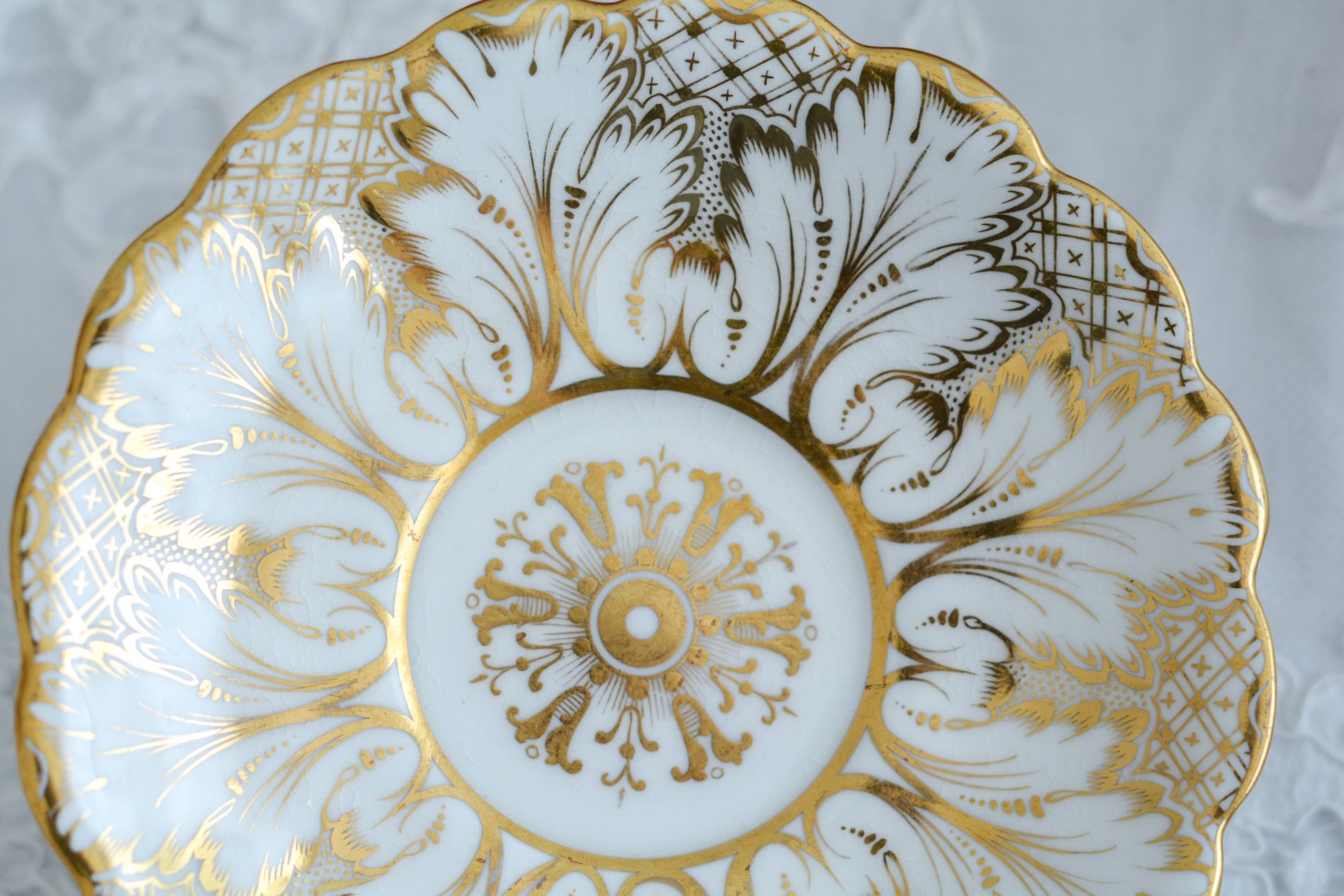 コウルドンがリッジウェイのフォリエージシェイプ(Foliage Shape)をリバイバルしたお品。ハンドル部分には葉っぱの模様がついていてとても可愛らしいシェイプです。リッジウェイは力強く豪華な作風という印象で、後身のコウルドンはより時代や流行に敏感で繊細で美しいデザインの作品をたくさん作っています。リッジウェイのフォリエージシェイプはいろいろなパターンがありますが、こちらは特に豪華なデザインで個人的にもフォリエージシェイプは大好きなデザイン。コウルドン時代にも受け継がれていたことを嬉しく思っています。