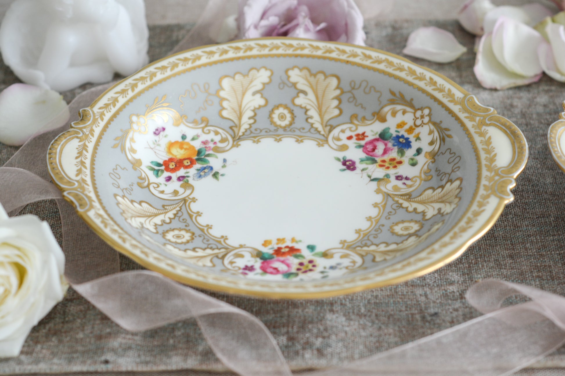 コウルドンのティファニーパターンのプレート。こちらは老舗ハロッズがオーダーしたもので、こちらはティファニーのスタンプはありませんが、柄はティファニーがコウルドンにオーダーしたパターンです。ティファニーらしい上品な絵柄がとても美しくでコウルドンの中でも人気のシリーズです。当時も人気があったのでしょう。いろいろな小売店がコウルドンにオーダーしています。ハンドルのついた深めのプレートはサービングプレートにもお使いいただきやすいと思います。