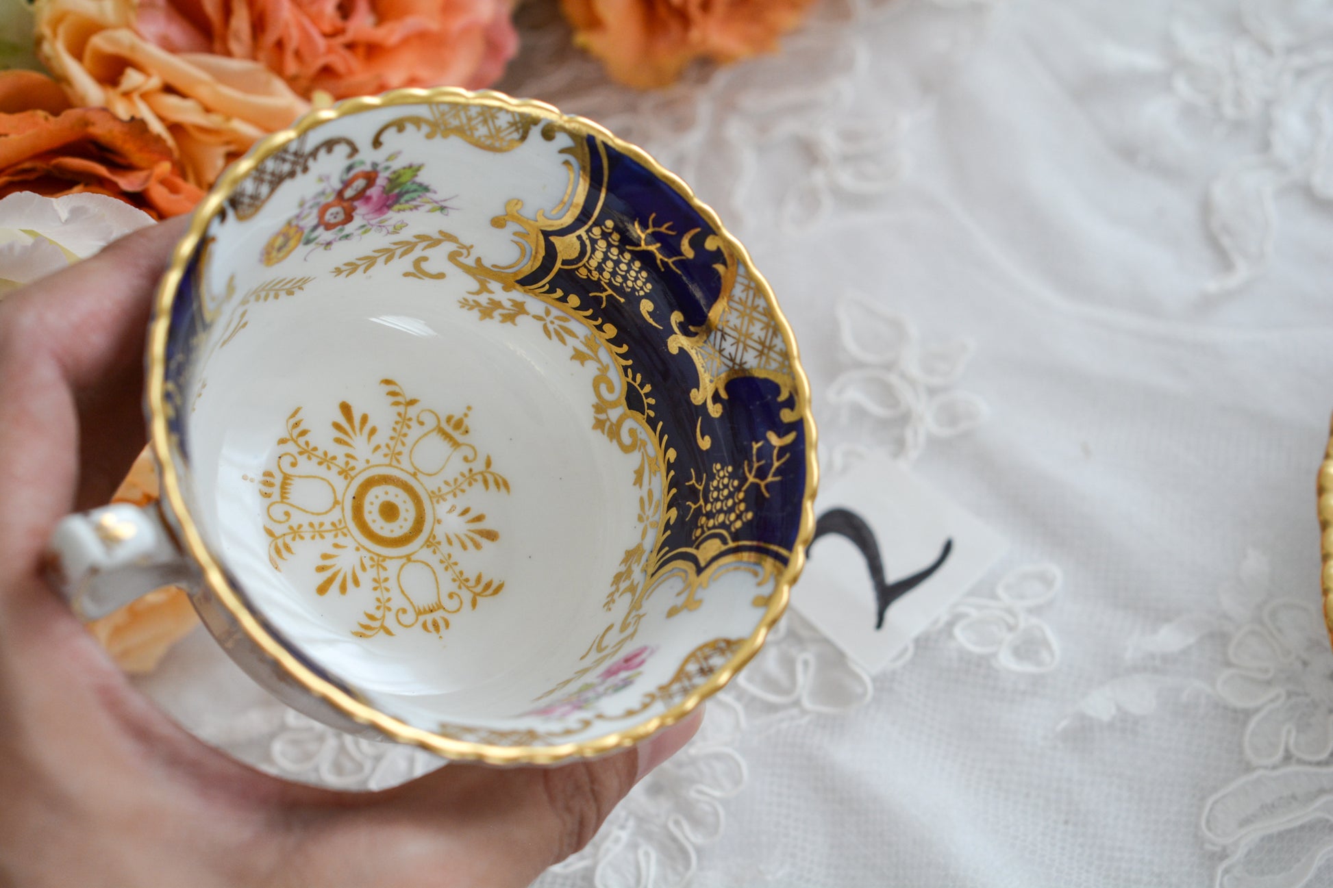 コールポートの代表作と言ってもいい、バットウィングシリーズ。こちらはコバルトブルーのティートリオです。重厚感のあるコバルトブルーと金彩のコントラスト、美しいシェイプ。凛としさ美しさがありオーラを感じます。最近はバットウィングも探すのがとても困難になってきました。心が躍るカップでティータイムをお楽しみいただけたら嬉しいです。こちらは1セットの価格です。全部で6セット在庫がございます。状態で価格が変わります。