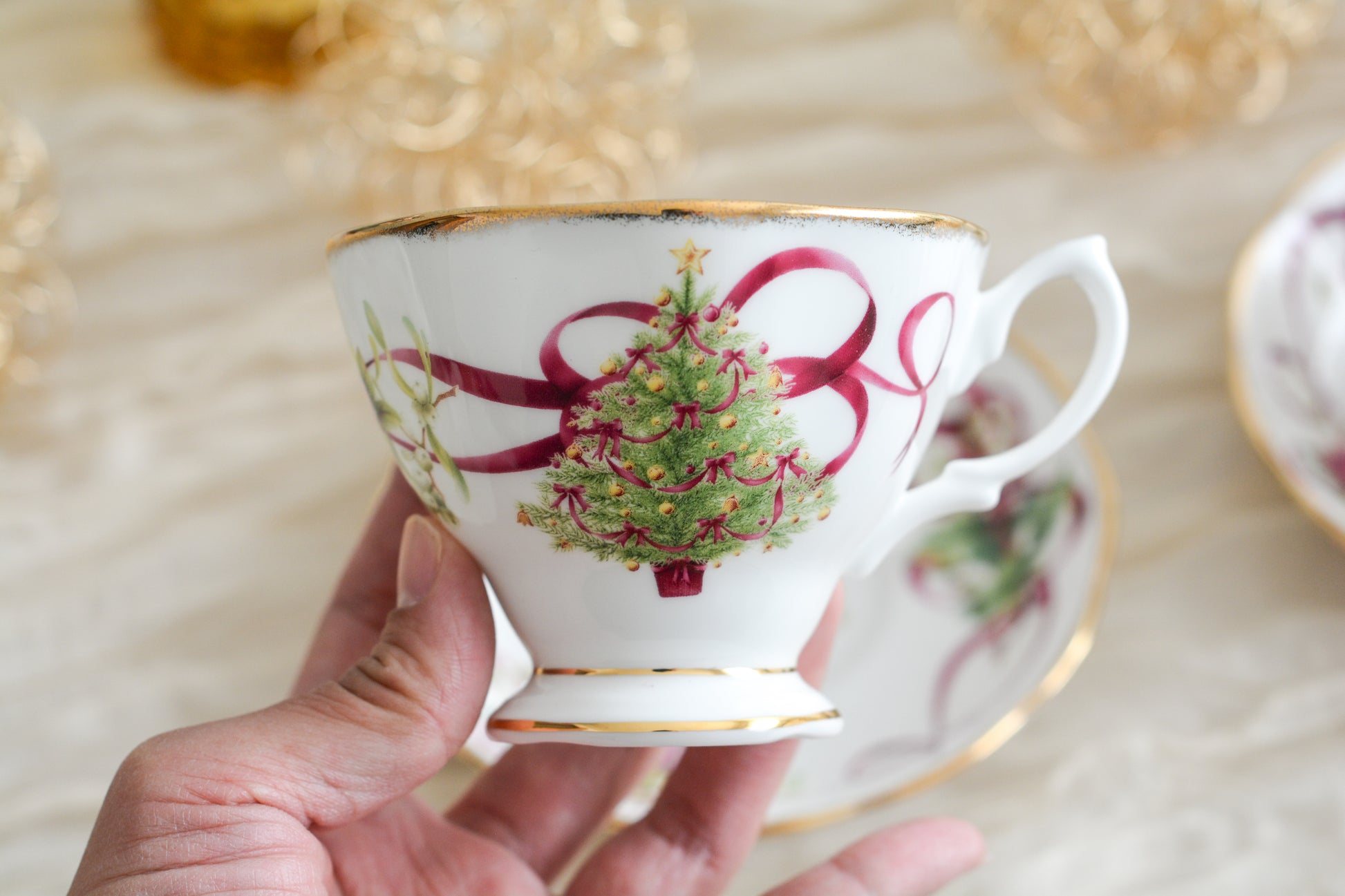 ロイヤルアルバートの代表的なシリーズオールドイングリッシュツリー。このシリーズは色々なバリエーションが発表されています。こちらのクリスマスツリーもその一つ。大きなクリスマスツリーにマルーンカラーのリボンがとても華やかなデザインで人気があります。クリスマスのティータイムにぴったりのカップでクリスマスのテーブルをお楽しみくださいね。