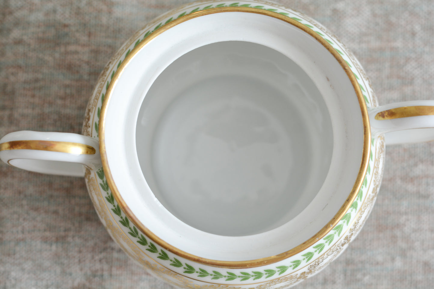 フランスのリモージュ、ジャン・プーヤ工房のシュガー入れです。絵柄はシンプルですが、上品でクリスマスのティータイムやテーブルコーディネートにぴったりなお品。テーブルを彩ります。クリスマス企画の特別価格になっています。 同じデザインのティートリオ、ミルクジャグ、サービングプレート、小さなプレート、とても小さなプレートのセットを別で掲載していますのでセットでコーディネートもお楽しみいただけます。