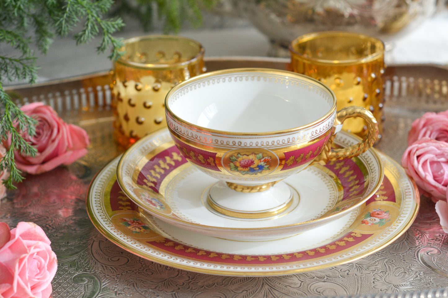 コウルドンの素晴らしいティートリオ。カップのハンドルはロープハンドルと呼ばれるデザインで、コウルドン前身のブラウンウエストヘッドムーア社が製造していたデザインです。リッジウェイ時代の豪華絢爛な作風を残しつつ、より洗練されたデザインへと昇華していったブラウンウエストヘッドムーア社。ロープハンドルはそんなブラウンウエストヘッドムーアの代表的なデザイン。数も少ないので大変人気があります。カップにはコウルドンのバックスタンプがあるのでコウルドンが引き継いで作られたお品だと思うのですが、ソーサーのダイヤモンドマークは1868年9月25日に登録されたことを示しています。ソーサーだけ古い感じはしないので、このダイヤモンドマークはこのお品ではなく、デザインの商標登録を示しているのかもしれません。アンティークは色々なストーリーを考える楽しみを与えてくれますね。