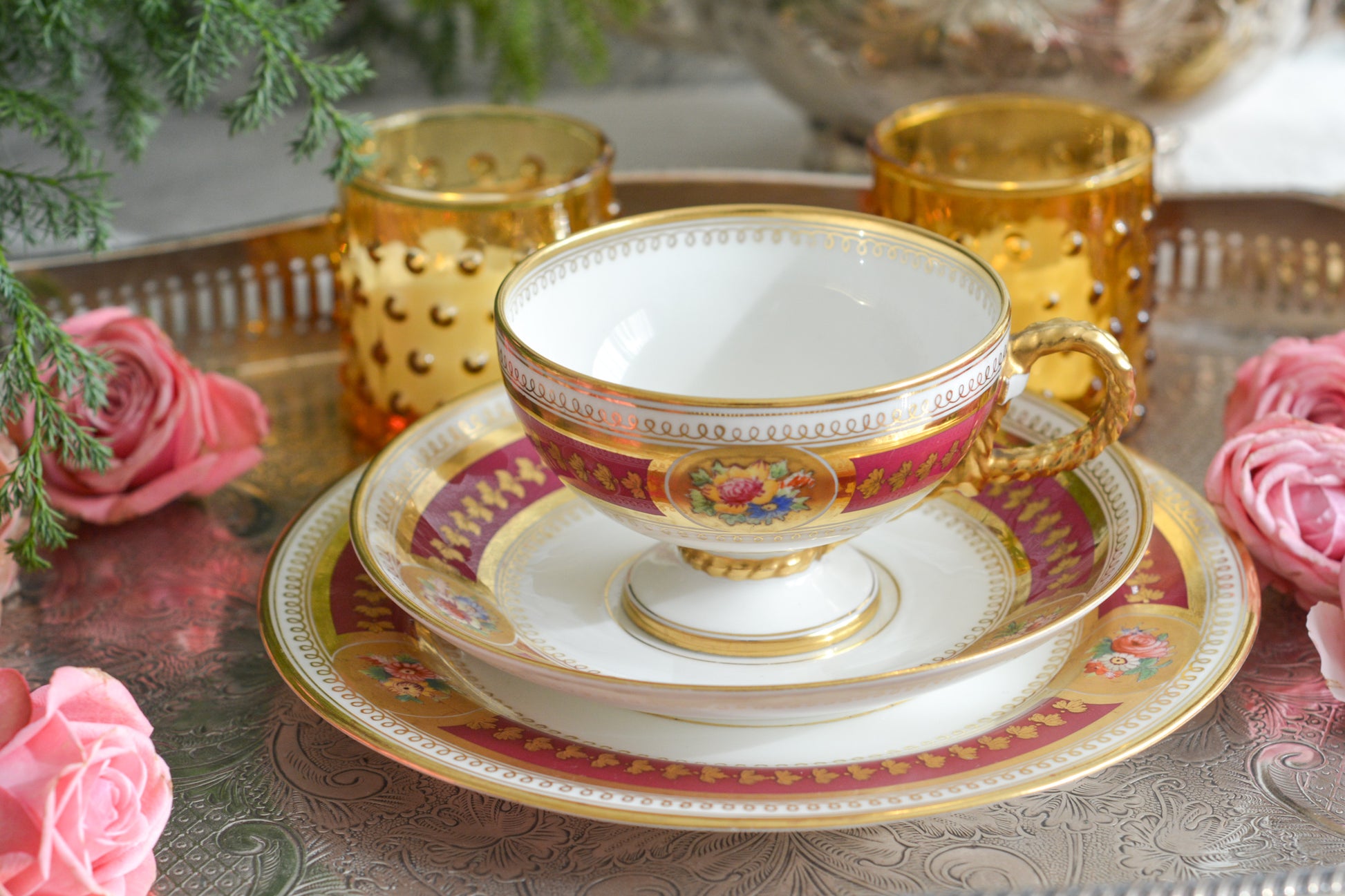 コウルドンの素晴らしいティートリオ。カップのハンドルはロープハンドルと呼ばれるデザインで、コウルドン前身のブラウンウエストヘッドムーア社が製造していたデザインです。リッジウェイ時代の豪華絢爛な作風を残しつつ、より洗練されたデザインへと昇華していったブラウンウエストヘッドムーア社。ロープハンドルはそんなブラウンウエストヘッドムーアの代表的なデザイン。数も少ないので大変人気があります。カップにはコウルドンのバックスタンプがあるのでコウルドンが引き継いで作られたお品だと思うのですが、ソーサーのダイヤモンドマークは1868年9月25日に登録されたことを示しています。ソーサーだけ古い感じはしないので、このダイヤモンドマークはこのお品ではなく、デザインの商標登録を示しているのかもしれません。アンティークは色々なストーリーを考える楽しみを与えてくれますね。