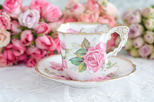 ロイヤルスタッフォードのバークレーローズシリーズ。こちらは珍しいお品でカップのシェイプがスクエア、ハンドルがお花の模様になっています。大輪のバラがとってもエレガントですね!華やかなティータイムになりそうです。カップボードに飾ってもパッと目を惹くカップです。