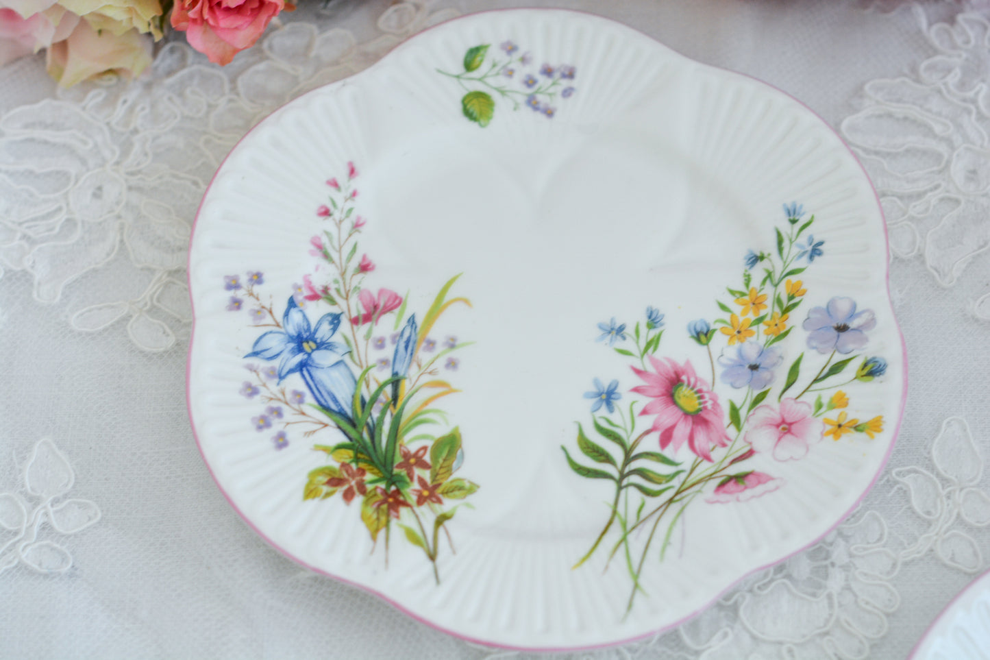 シェリーのワイルドフラワーシリーズの可愛らしいティートリオです。カップはディンティーシェイプと呼ばれる可愛らしいシェイプで上から見るとお花が咲いている様に見えます。イギリスの色とりどりの野花が散りばめられていて、どんな花がプリントされているか眺めるのも楽しいです。こちらは同じシリーズのピンクのお揃いのB&Bプレート、色違いのブルーのB&Bプレートも別で掲載しています。