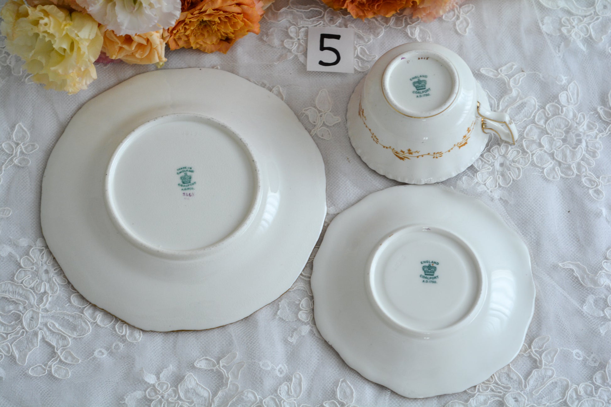 コールポートの代表作と言ってもいい、バットウィングシリーズ。こちらはコバルトブルーのティートリオです。重厚感のあるコバルトブルーと金彩のコントラスト、美しいシェイプ。凛としさ美しさがありオーラを感じます。最近はバットウィングも探すのがとても困難になってきました。心が躍るカップでティータイムをお楽しみいただけたら嬉しいです。こちらは1セットの価格です。全部で6セット在庫がございます。状態で価格が変わります。