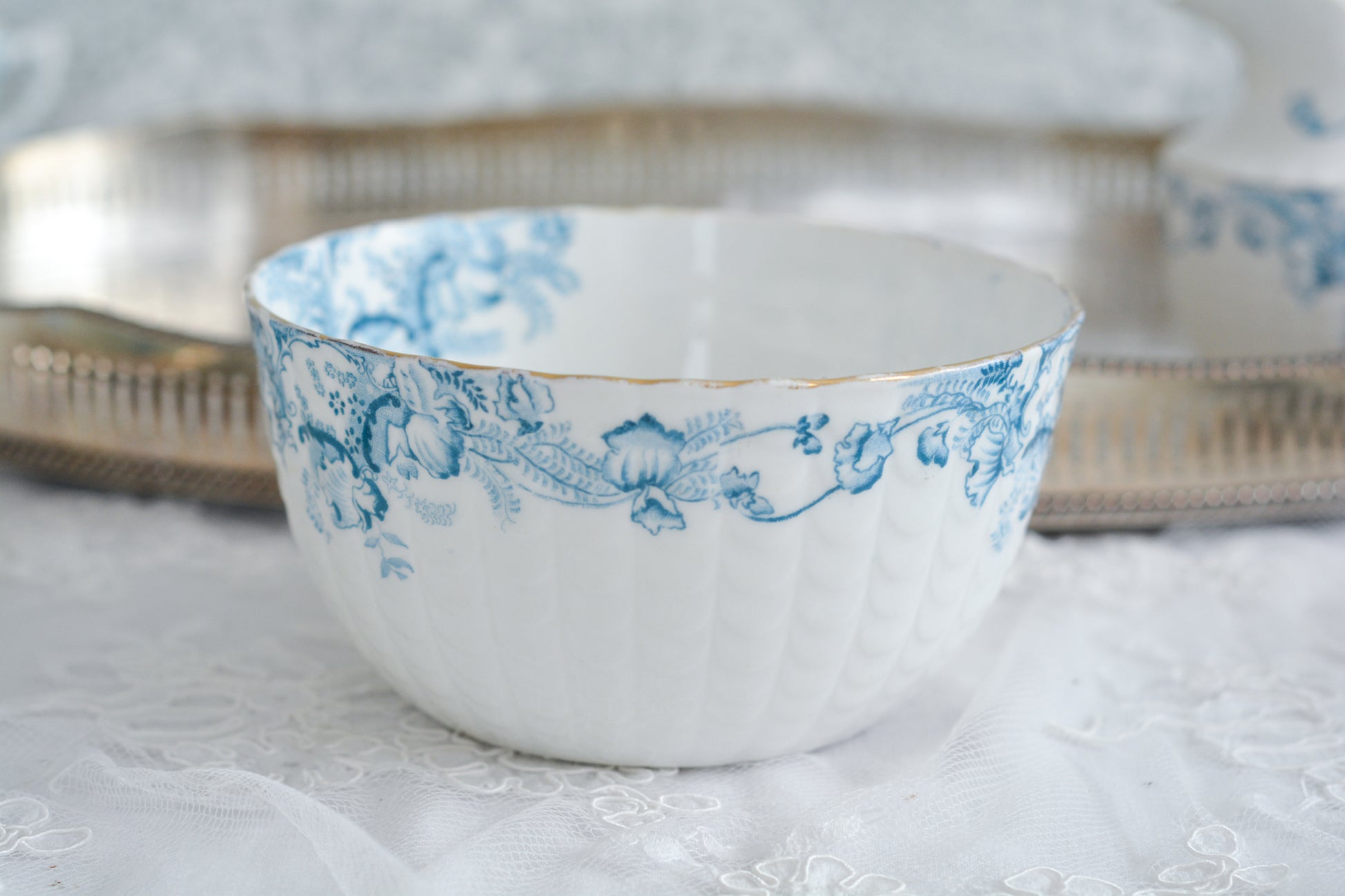 サミュエル・ラドフォードというメーカーの可愛らしいティートリオです。サミュエル・ラドフォードはスタッフォードシャーのメーカーで、1879年から1957年まで創業していました。こちらはブルーの転写模様がとても美しく地模様もとても可愛らしいお品です。同じパターンのティートリオと色違いのデザートプレートも別で掲載しています。