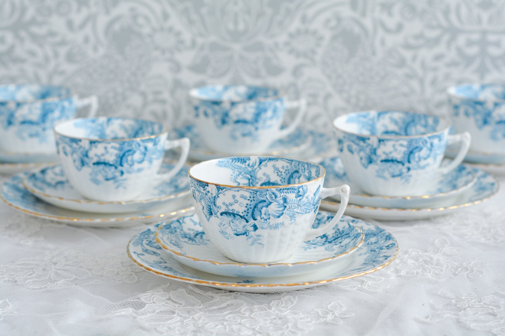 サミュエル・ラドフォードというメーカーの可愛らしいティートリオです。サミュエル・ラドフォードはスタッフォードシャーのメーカーで、1879年から1957年まで創業していました。こちらはブルーの転写模様がとても美しく地模様もとても可愛らしいお品です。同じパターンのミルクジャグ&シュガーボウル、色違いのデザートプレートも別で掲載しています。  こちらは1セットの価格です。全部で6セットあります。状態の良いものからお送りします。