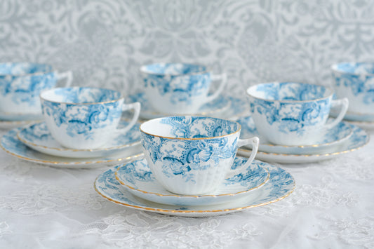 サミュエル・ラドフォードというメーカーの可愛らしいティートリオです。サミュエル・ラドフォードはスタッフォードシャーのメーカーで、1879年から1957年まで創業していました。こちらはブルーの転写模様がとても美しく地模様もとても可愛らしいお品です。同じパターンのミルクジャグ&シュガーボウル、色違いのデザートプレートも別で掲載しています。  こちらは1セットの価格です。全部で6セットあります。状態の良いものからお送りします。