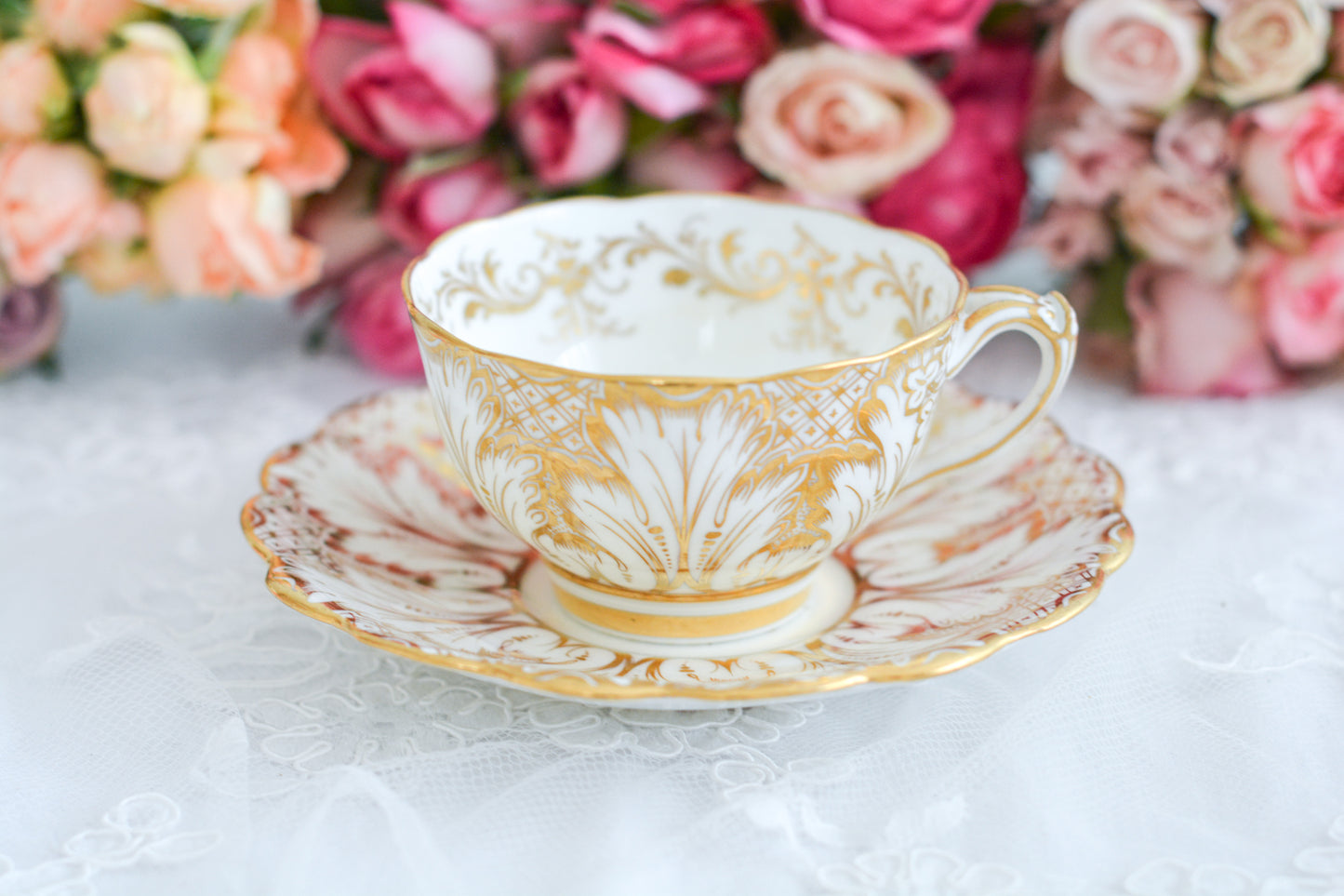 コウルドンがリッジウェイのフォリエージシェイプ(Foliage Shape)をリバイバルしたお品。ハンドル部分には葉っぱの模様がついていてとても可愛らしいシェイプです。リッジウェイは力強く豪華な作風という印象で、後身のコウルドンはより時代や流行に敏感で繊細で美しいデザインの作品をたくさん作っています。リッジウェイのフォリエージシェイプはいろいろなパターンがありますが、こちらは特に豪華なデザインで個人的にもフォリエージシェイプは大好きなデザイン。コウルドン時代にも受け継がれていたことを嬉しく思っています。