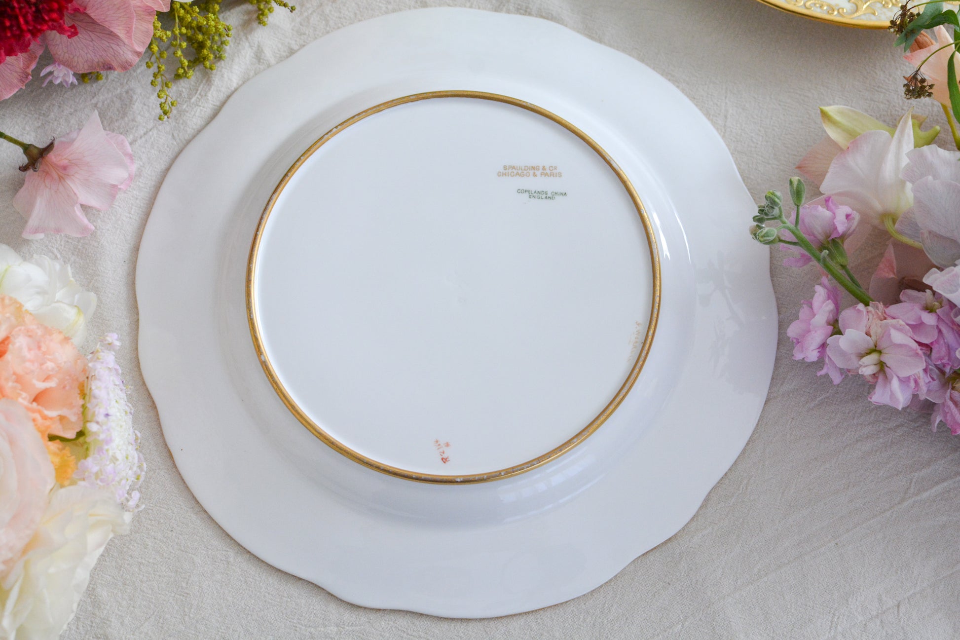 コープランドのエレガントなプレートが入荷しました。以前ご紹介したことのあるプレートです今回また出会うことができました。クリームカラーの地のお色に金盛りの繊細な模様に、可憐なバラが描かれた大変美しいプレート。ティータイムを華やかに盛り上げてくれそうです。裏面には、サインが入っています。こちらは1枚の価格です。在庫が2枚ございます。プレート①〜②からお選びください。