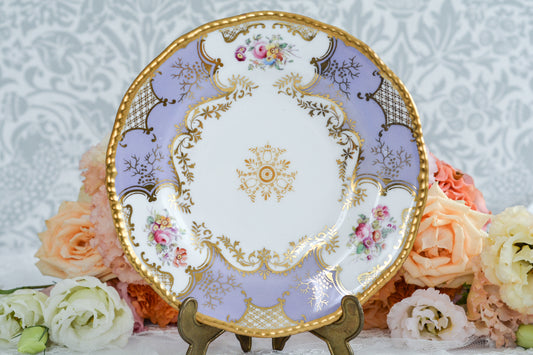 コールポートの人気シリーズ、バットウィングシリーズ。こちらはとても貴重なライラックカラーのデザートプレートです。ライラックカラーは美しいのはもちろんですが、柔らかな印象でとても上品ですね。最近はバットウィングシリーズは探すことがより困難になっております。ライラックカラーは元々レアカラーと言われるお品で、当店では初めてご紹介できます。  お揃いのティートリオも別で掲載しております。