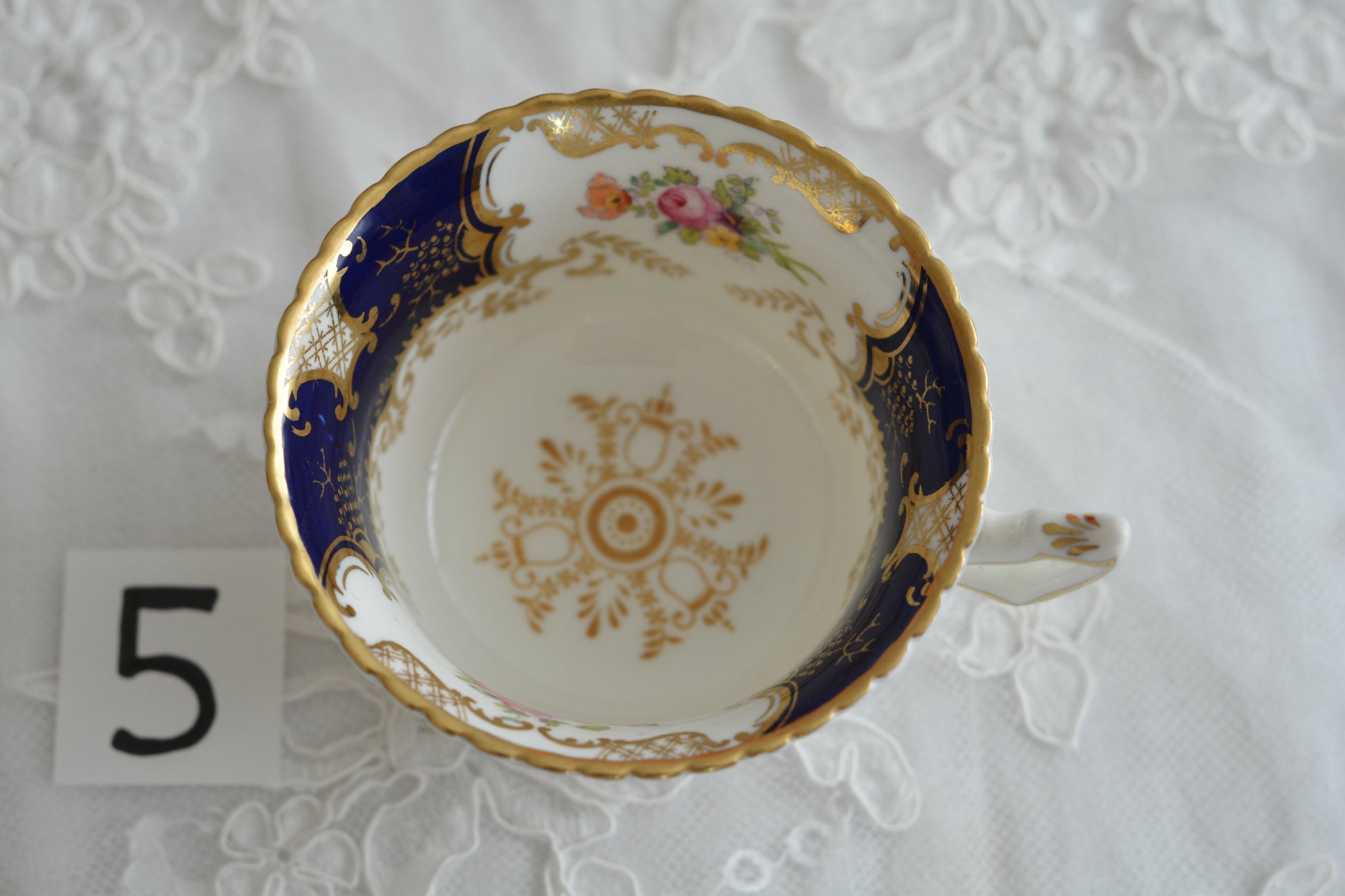 コールポートの代表作と言ってもいい、バットウィングシリーズ。こちらはコバルトブルーのティートリオです。重厚感のあるコバルトブルーと金彩のコントラスト、美しいシェイプ。凛としさ美しさがありオーラを感じます。最近はバットウィングも探すのがとても困難になってきました。心が躍るカップでティータイムをお楽しみいただけたら嬉しいです。こちらは1セットの価格です。全部で6セット在庫がございます。状態で価格が変わります。