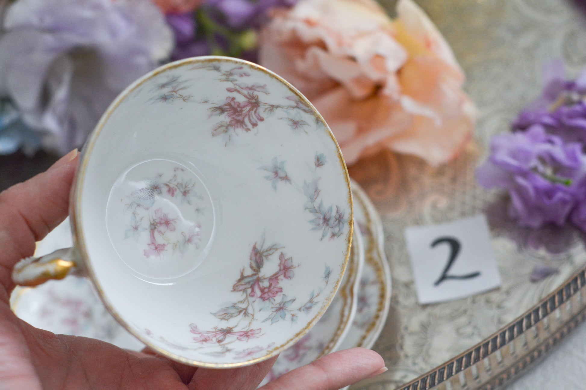 フランスのリモージュ、アビランドのティートリオです。 淡いタッチのお花がとっても可愛らしいです。柔らかで優しげな印象で、癒しのティータイムの時間を過ごせそうですね。これから春のティータイムにもぴったりです。こちらは在庫が2セットございます。ティートリオ①、ティートリオ②からお選びください。