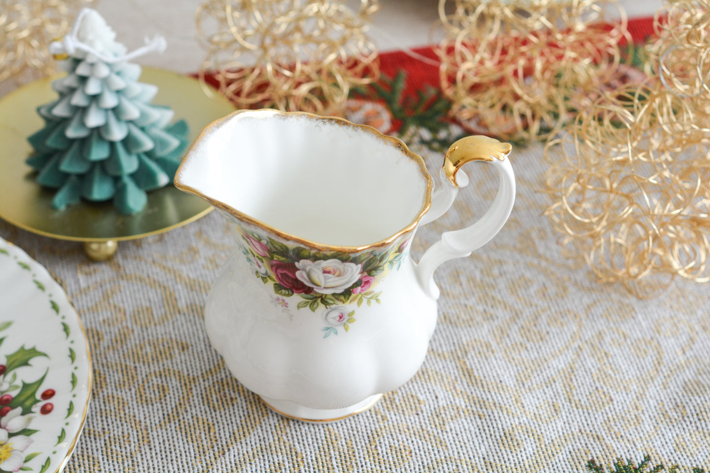 華やかな雰囲気のロイヤルアルバートのセレブレーションシリーズ。ミルクジャグも美しいです。クリスマスのテーブルにもぴったりな色合いとデザイン。クリスマスのティータイムをお楽しみくださいね。  同じシリーズのティートリオと2段ケーキスタンドも別で掲載しています。