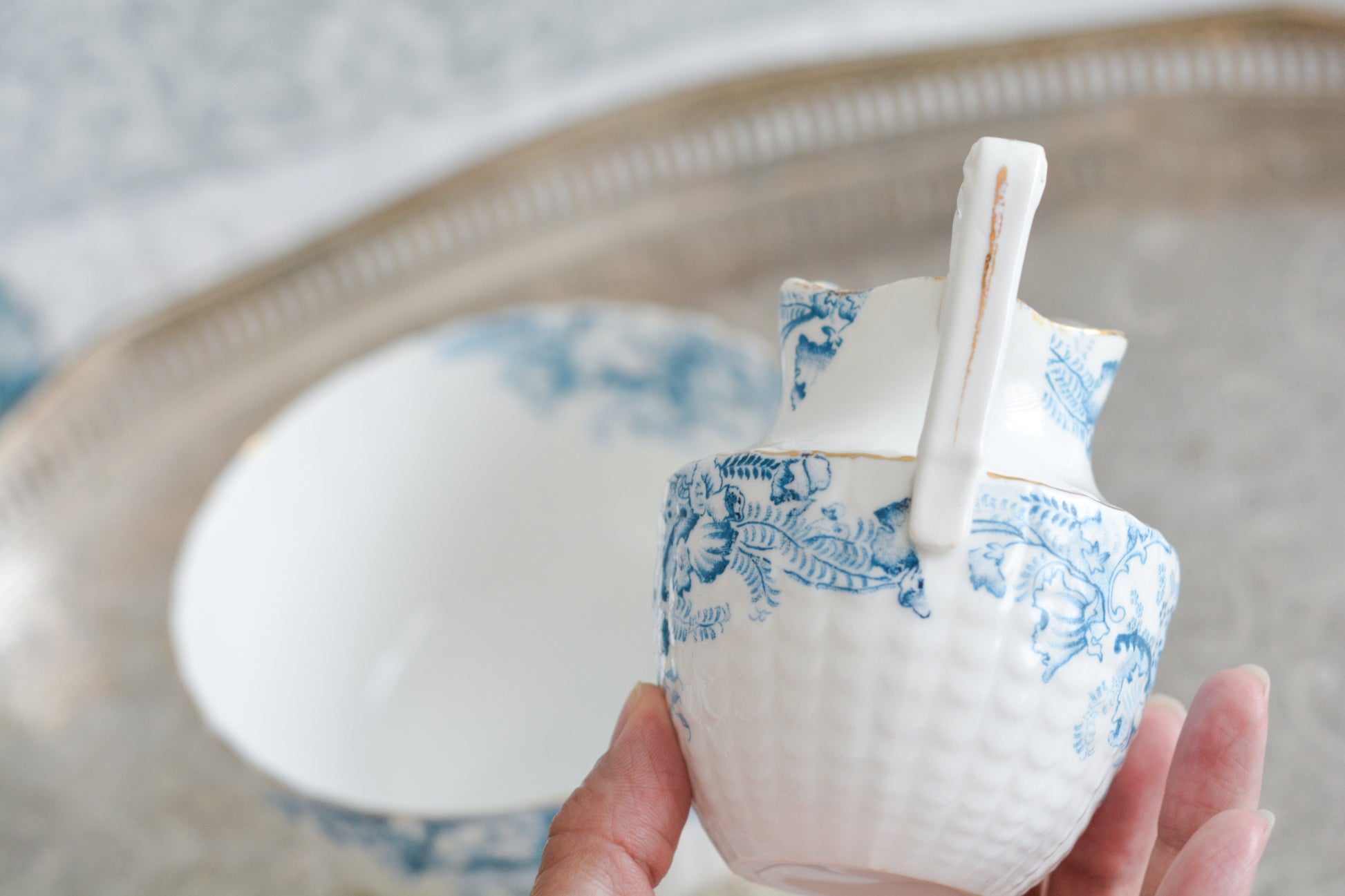 サミュエル・ラドフォードというメーカーの可愛らしいティートリオです。サミュエル・ラドフォードはスタッフォードシャーのメーカーで、1879年から1957年まで創業していました。こちらはブルーの転写模様がとても美しく地模様もとても可愛らしいお品です。同じパターンのティートリオと色違いのデザートプレートも別で掲載しています。