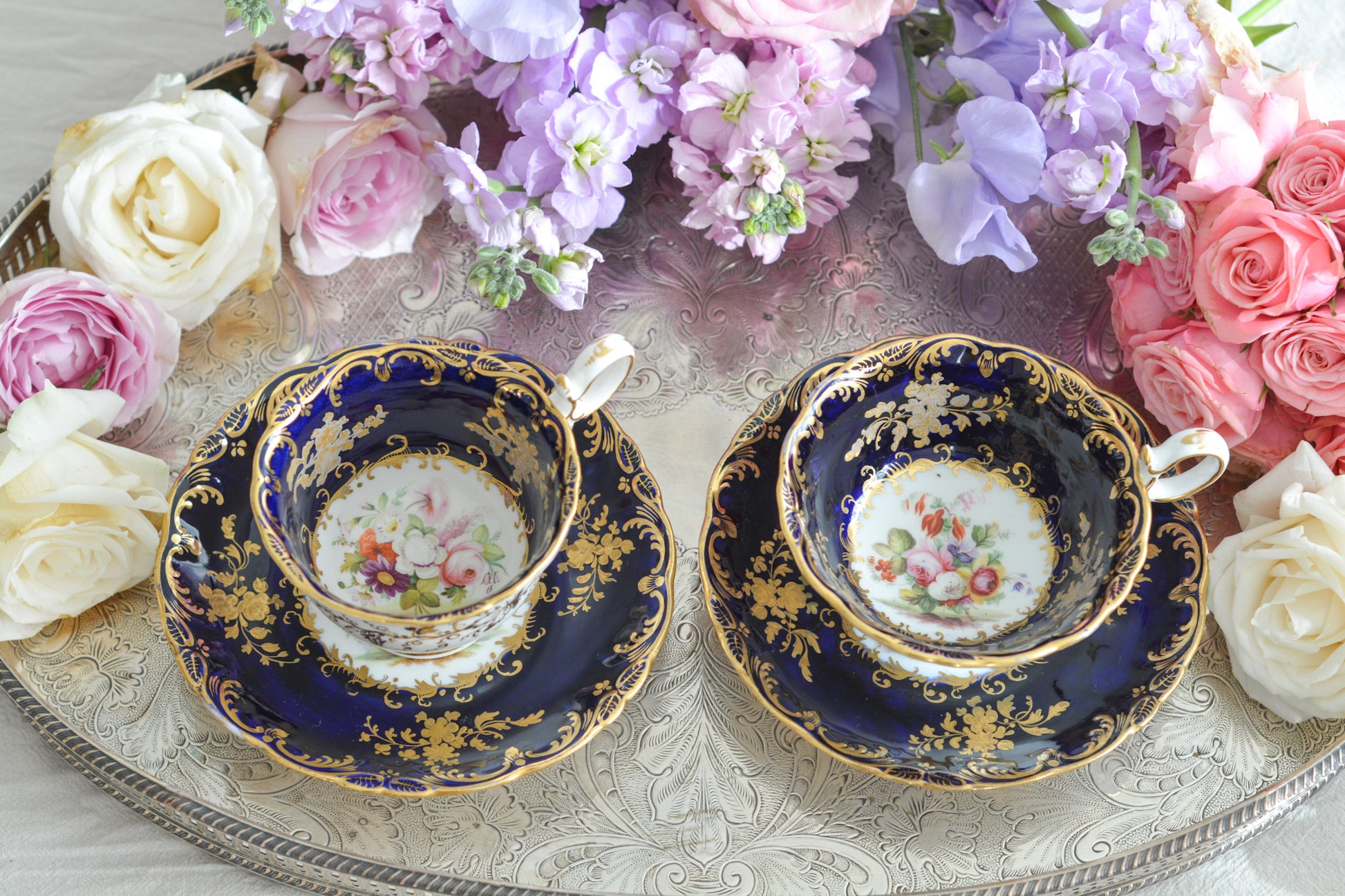 コールポートのロココリバイバル作品のアデレードシェイプ。とても優雅なシェイプで、ハンドペイントで描かれる花々は繊細でとても美しいです。いろいろなデザインが作られていて、シェイプは同じでも絵柄は少しずつ違います。こちらはコバルトブルーに金彩のお花模様が豪華なお品。アデレードシェイプは探すのにとても苦労しますが、見つけた時の喜びはとても大きいものです。金彩の薄れはありますが、貫入のないとても良い状態です。素敵なアデレードシェイプをぜひご覧ください。