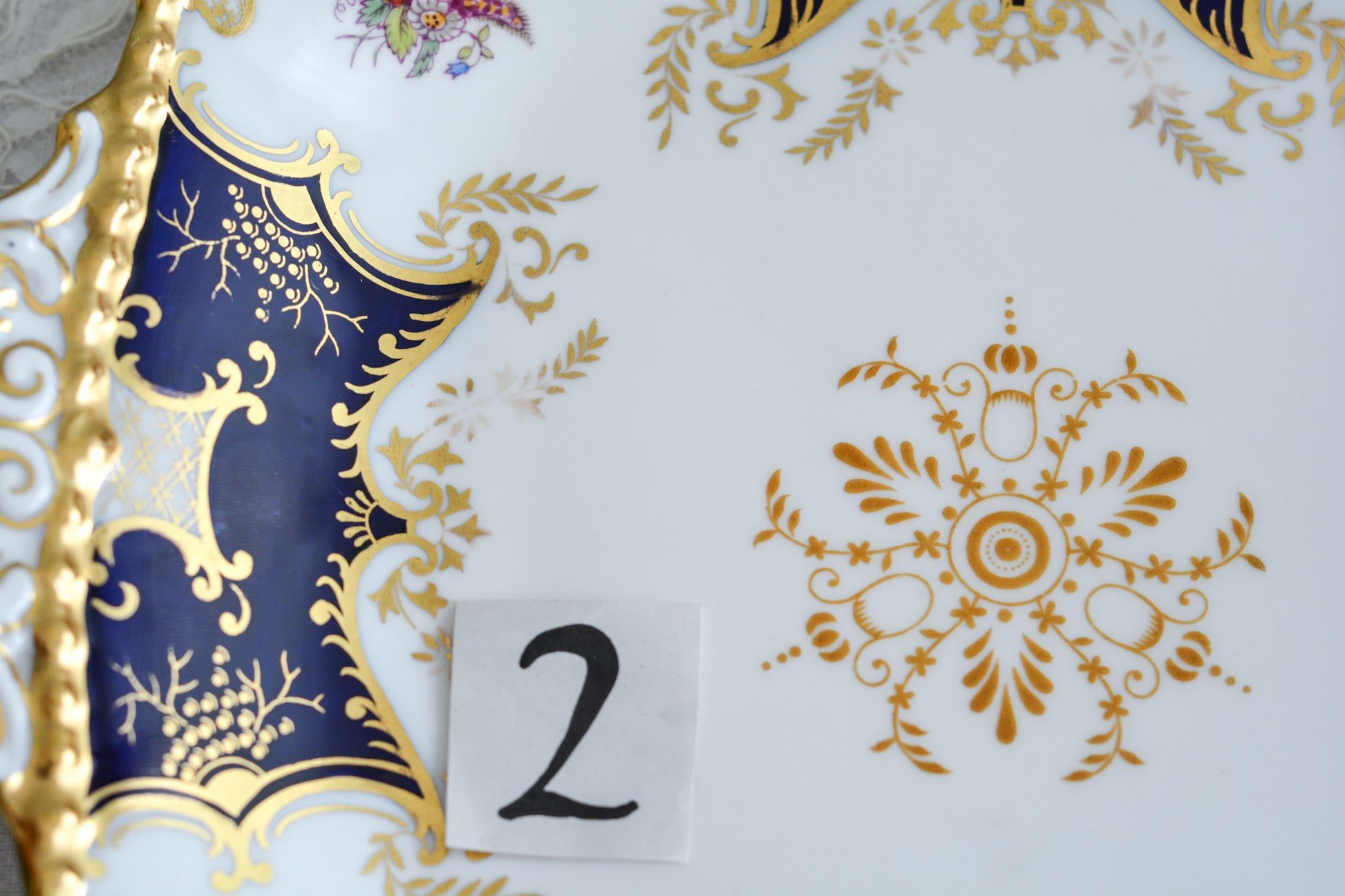 コールポートの人気シリーズ、バットウィング。カラーバリエーションも豊富なシリーズです。こちらはコバルトカラーの美しいB&Bプレート。コバルトブルーは重厚感がありますね。B&BプレートのB&Bとは、ブレッド&バターの略で、パンやサンドイッチ、スコーンはもちろん、スイーツなども盛り付けてお楽しみいただけます。