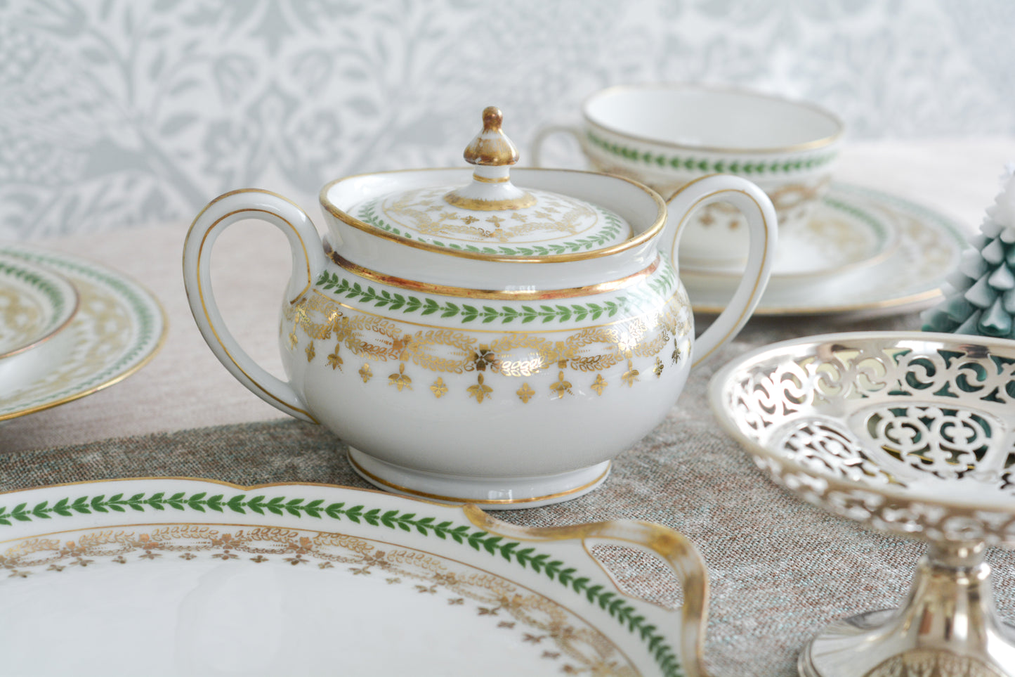 フランスのリモージュ、ジャン・プーヤ工房のシュガー入れです。絵柄はシンプルですが、上品でクリスマスのティータイムやテーブルコーディネートにぴったりなお品。テーブルを彩ります。クリスマス企画の特別価格になっています。 同じデザインのティートリオ、ミルクジャグ、サービングプレート、小さなプレート、とても小さなプレートのセットを別で掲載していますのでセットでコーディネートもお楽しみいただけます。