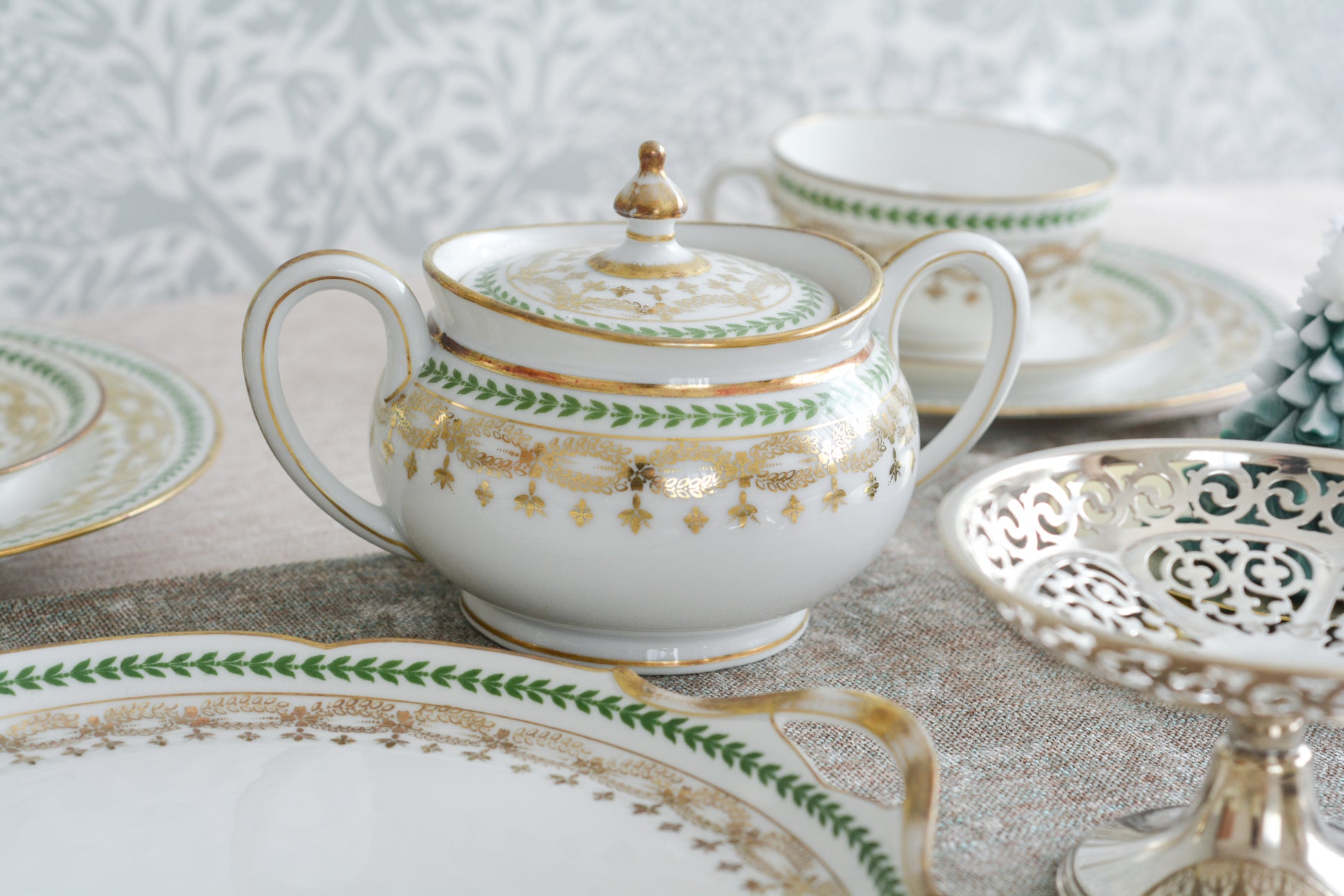 フランスのリモージュ、ジャン・プーヤ工房のシュガー入れです。絵柄はシンプルですが、上品でクリスマスのティータイムやテーブルコーディネートにぴったりなお品。テーブルを彩ります。クリスマス企画の特別価格になっています。 同じデザインのティートリオ、ミルクジャグ、サービングプレート、小さなプレート、とても小さなプレートのセットを別で掲載していますのでセットでコーディネートもお楽しみいただけます。