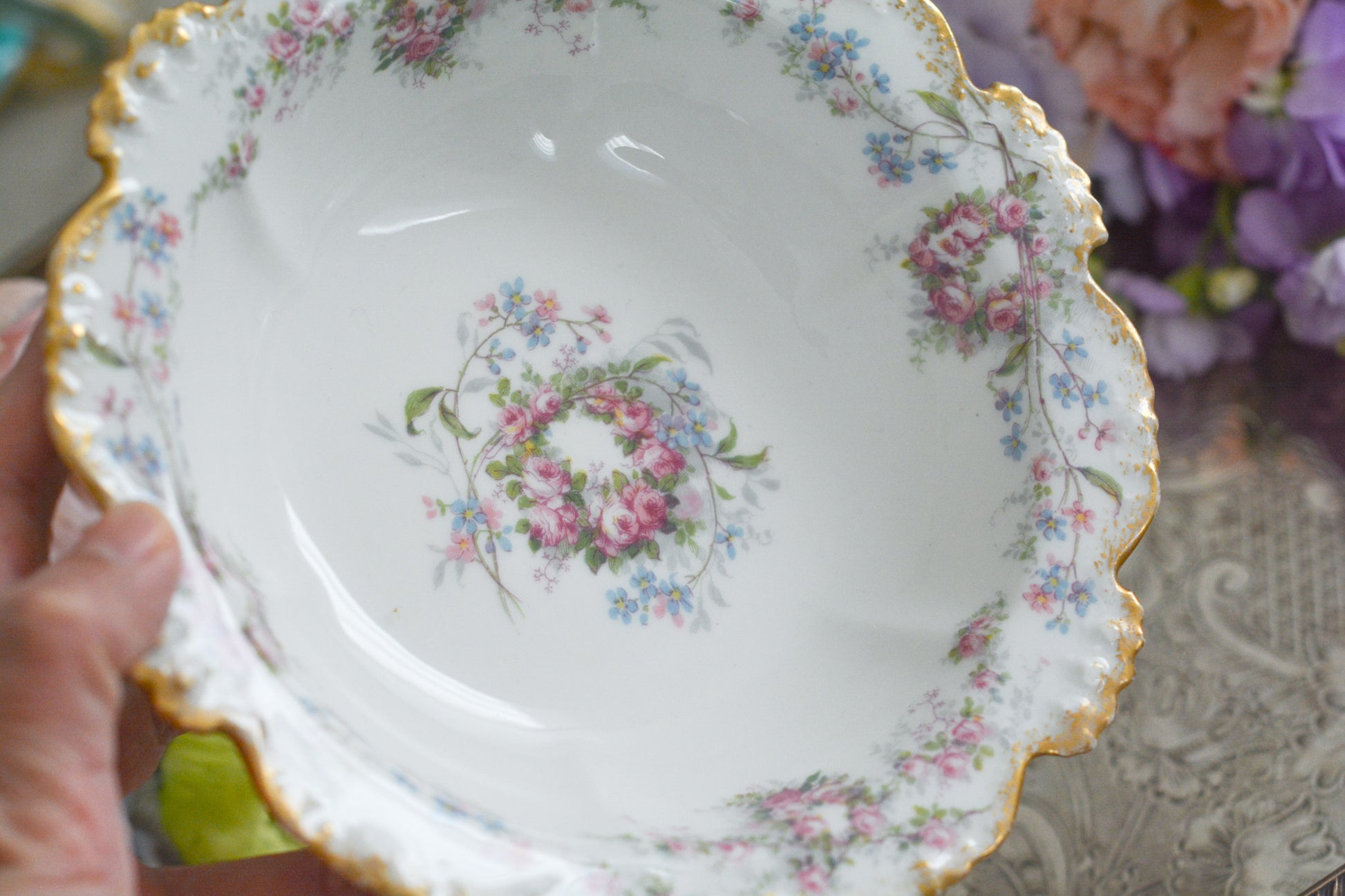 フランスのリモージュ、ジャン・プーヤ工房の可愛らしいボウル。淡いカラーが優しい雰囲気です。フルーツを盛り付けたり、ボンボンやトラジェを盛り付けたら素敵だなと思います。バラと勿忘草の組み合わせはやっぱり可愛い!!です。色々なお菓子を盛り付けてみてくださいね!