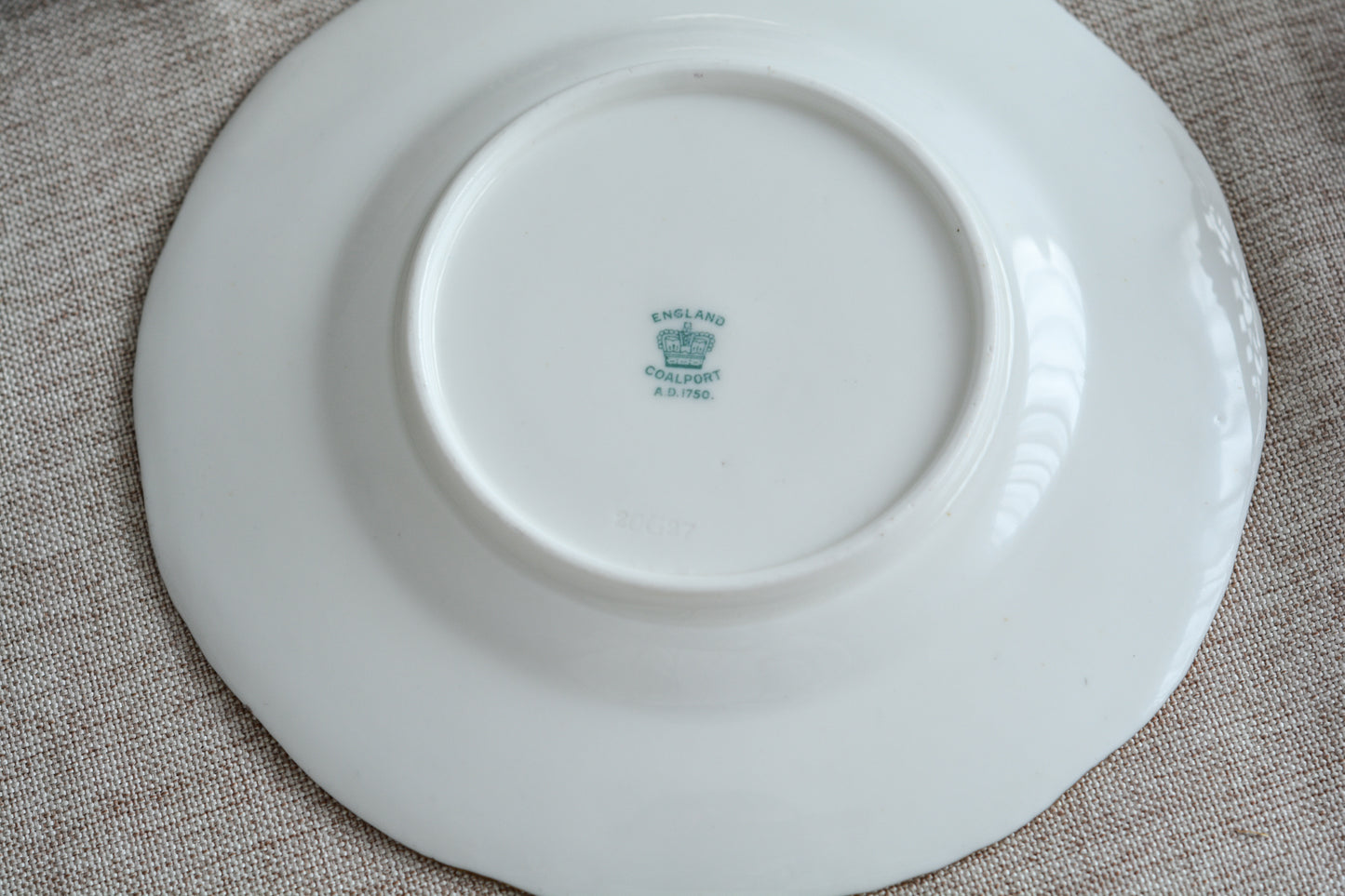 コールポートの人気シリーズ、バットウィングシリーズ。こちらはとても珍しい明るいブルーのサイドプレートです。ちょっと凝ったブルーで石目のようになっていて高級感があります。バットウィングシリーズはたくさんのカラーバリエーションがありますが、最近はバットウィングシリーズはどのカラーも探すことがより困難になっております。こちらのプレートは、特に珍しいカラーでコレクションにぴったりです。