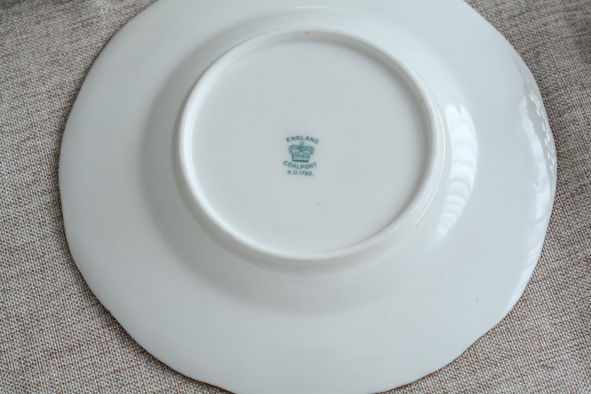 コールポートの人気シリーズ、バットウィングシリーズ。こちらはとても珍しい明るいブルーのサイドプレートです。ちょっと凝ったブルーで石目のようになっていて高級感があります。バットウィングシリーズはたくさんのカラーバリエーションがありますが、最近はバットウィングシリーズはどのカラーも探すことがより困難になっております。こちらのプレートは、特に珍しいカラーでコレクションにぴったりです。