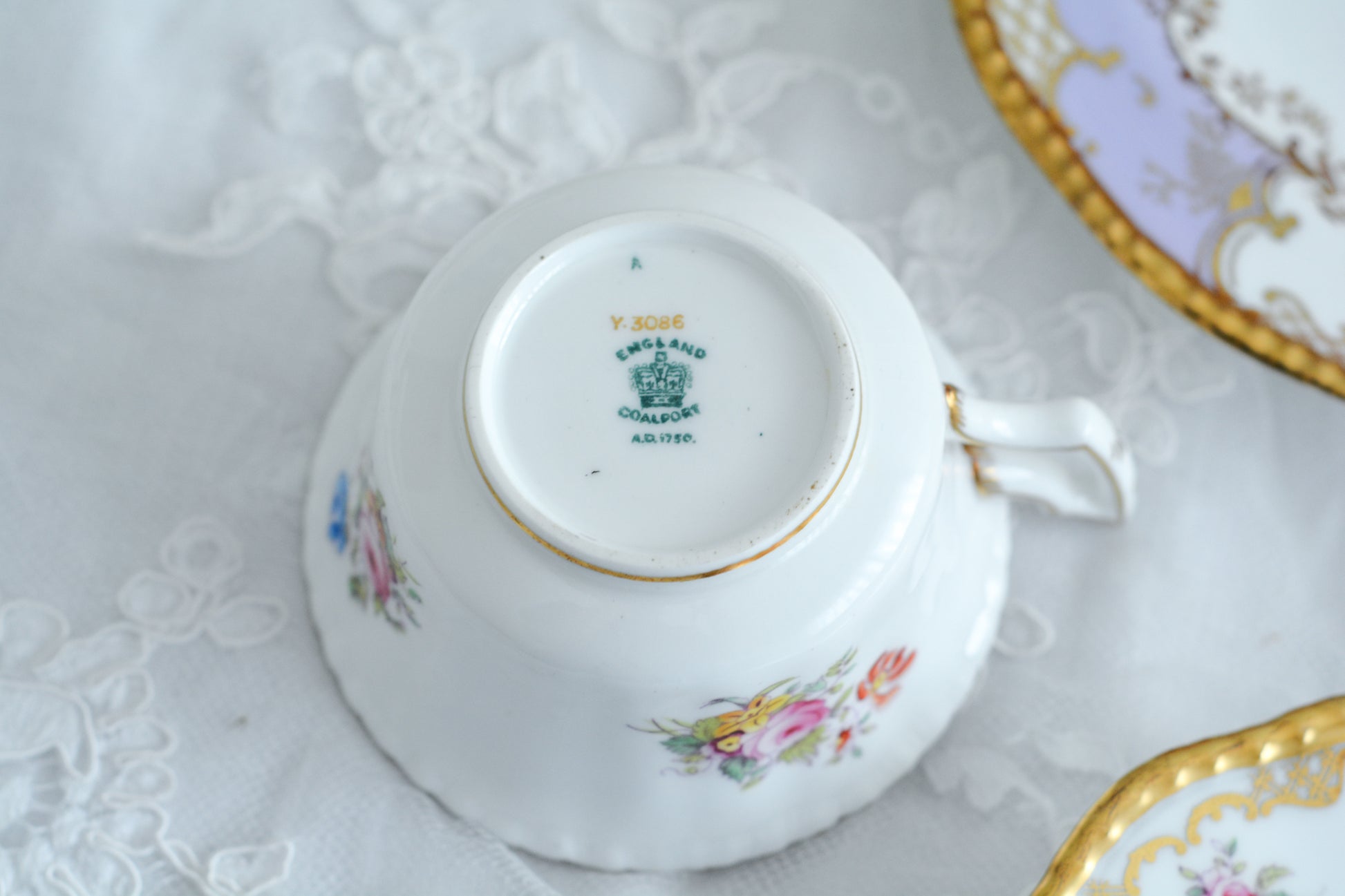 コールポートの人気シリーズ、バットウィングシリーズ。こちらはとても貴重なライラックカラーのティートリオです。そしてさらにカップの側面にブーケの模様が描かれている珍しいデザインです。ライラックカラーは美しいのはもちろんですが、柔らかな印象でとても上品ですね。最近はバットウィングシリーズは探すことがより困難になっております。ライラックカラーは元々レアカラーと言われるお品で、当店では初めてご紹介できます。美しいティートリオをぜひお楽しみください。